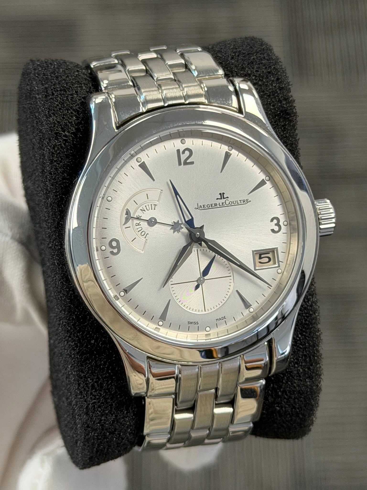May be an image of wrist watch and text that says 'O 12 o ١ o مال JAEGER-LECOULTRE JAEGER-L LECOULTRE NUIT yOor O 9 3 3 5 O O SWISS o HAAE'