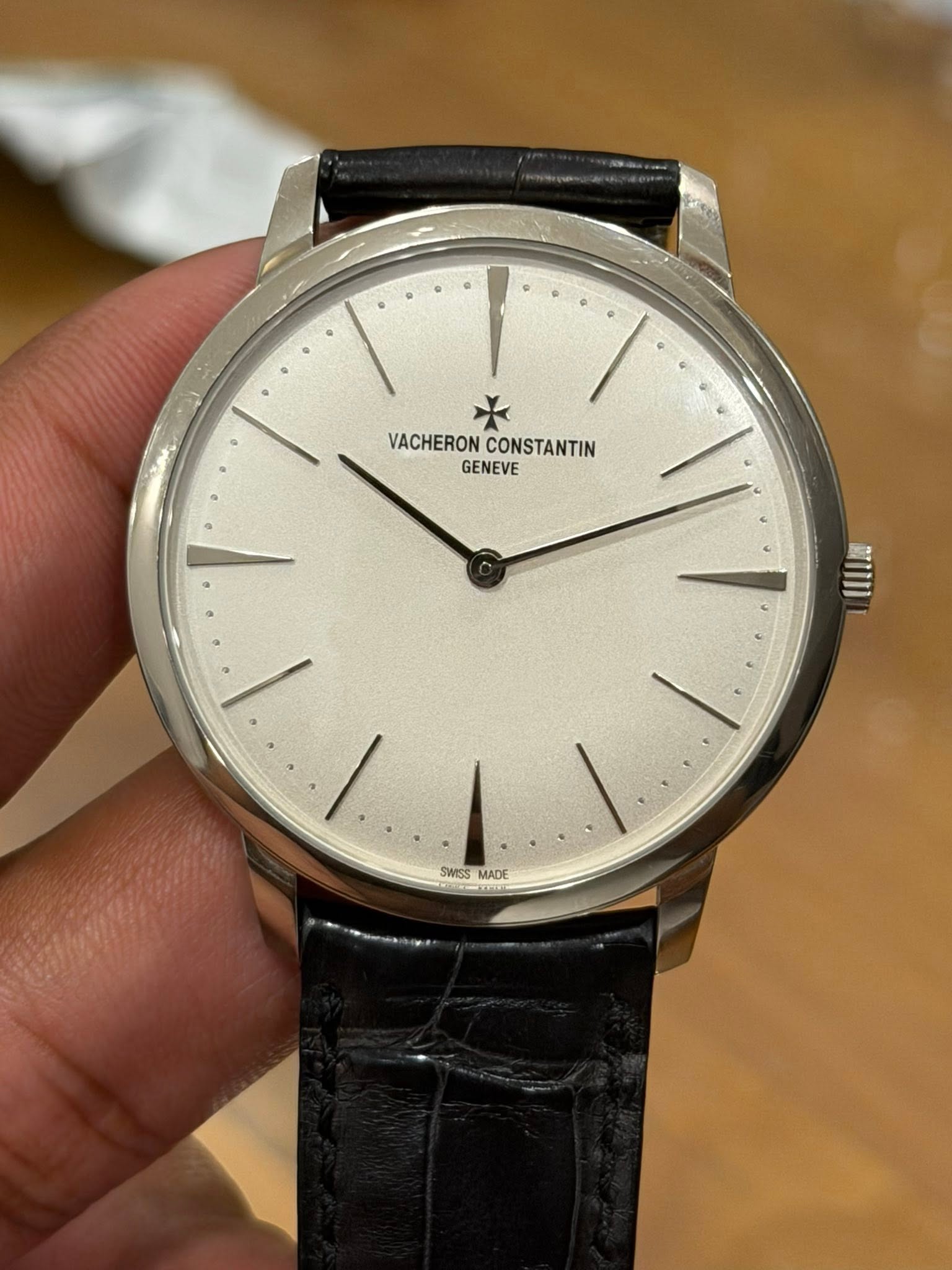 May be an image of wrist watch and text that says 'VACHERON VACHERONCONSTANTIN CONSTANTIN GENEVE MIII SWES للا MADE'