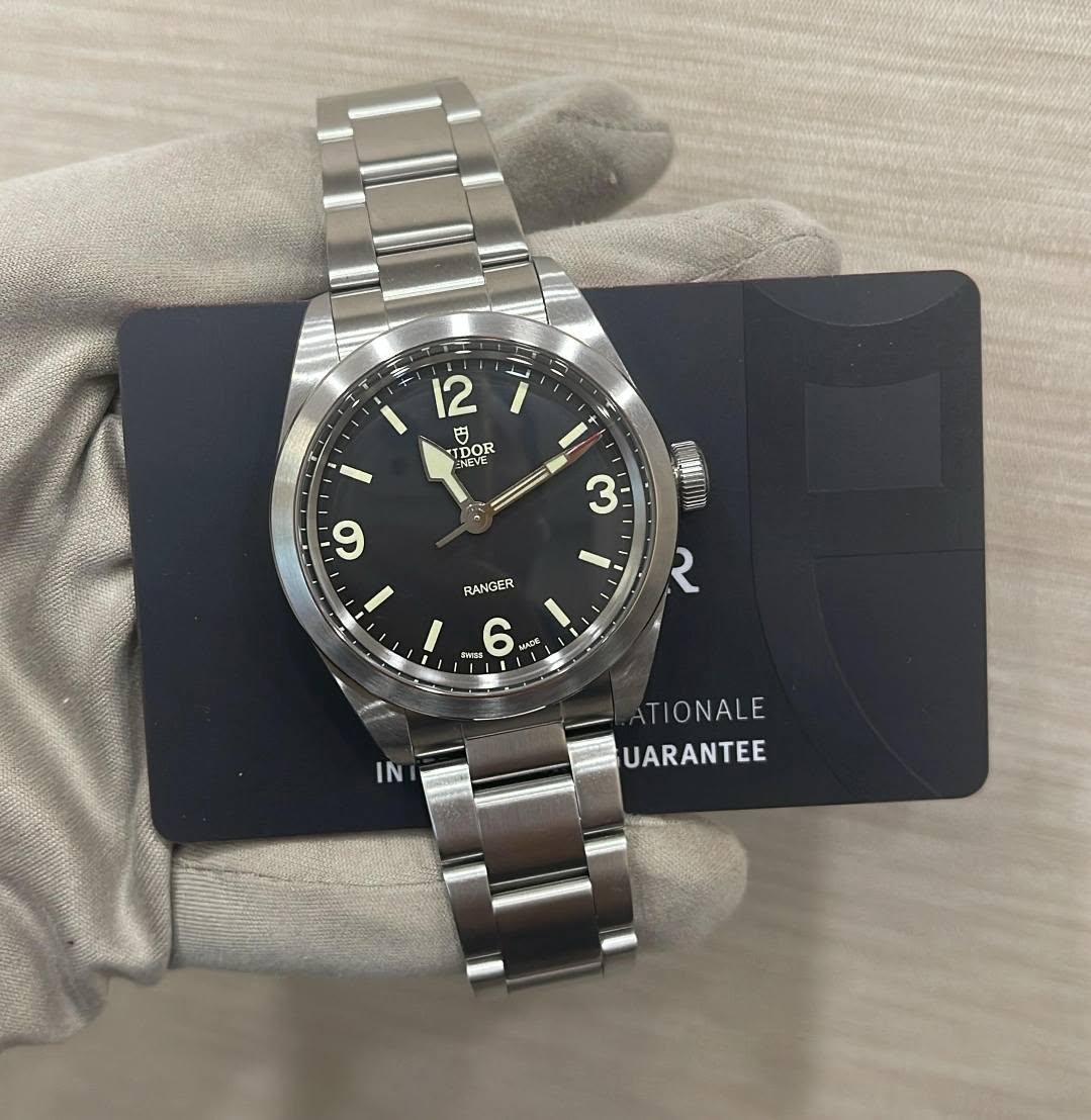 May be an image of wrist watch and text that says 'ឡឡ / أ - 12 IDOR SEVE OR IDOR OR E 3 9 VAMITA RANGER 2 SYE " 6 ge TIONALE E ONAI UARANTEE'