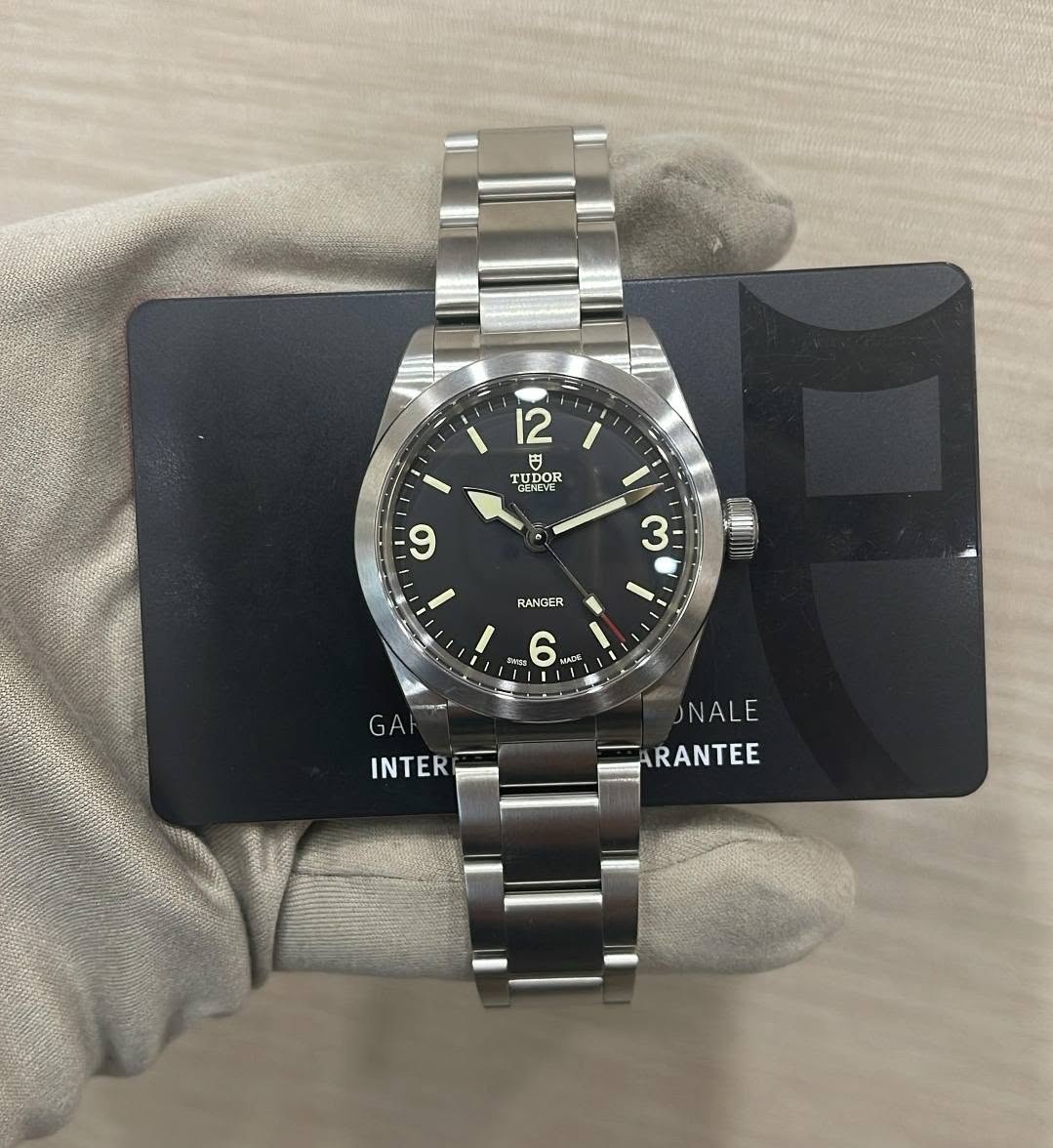 May be an image of wrist watch and text that says 'i 12 守 TUDOR 9 3 RANGER ល 6 ជាខិ GAI INTER NALE RANTEE'
