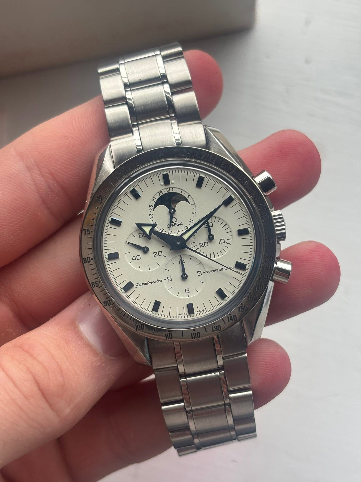 May be an image of wrist watch and text that says 'O •27- 2 9 KEGA Shrenamasos eealn 9 3 3-PAOFESS 6 תפרה'