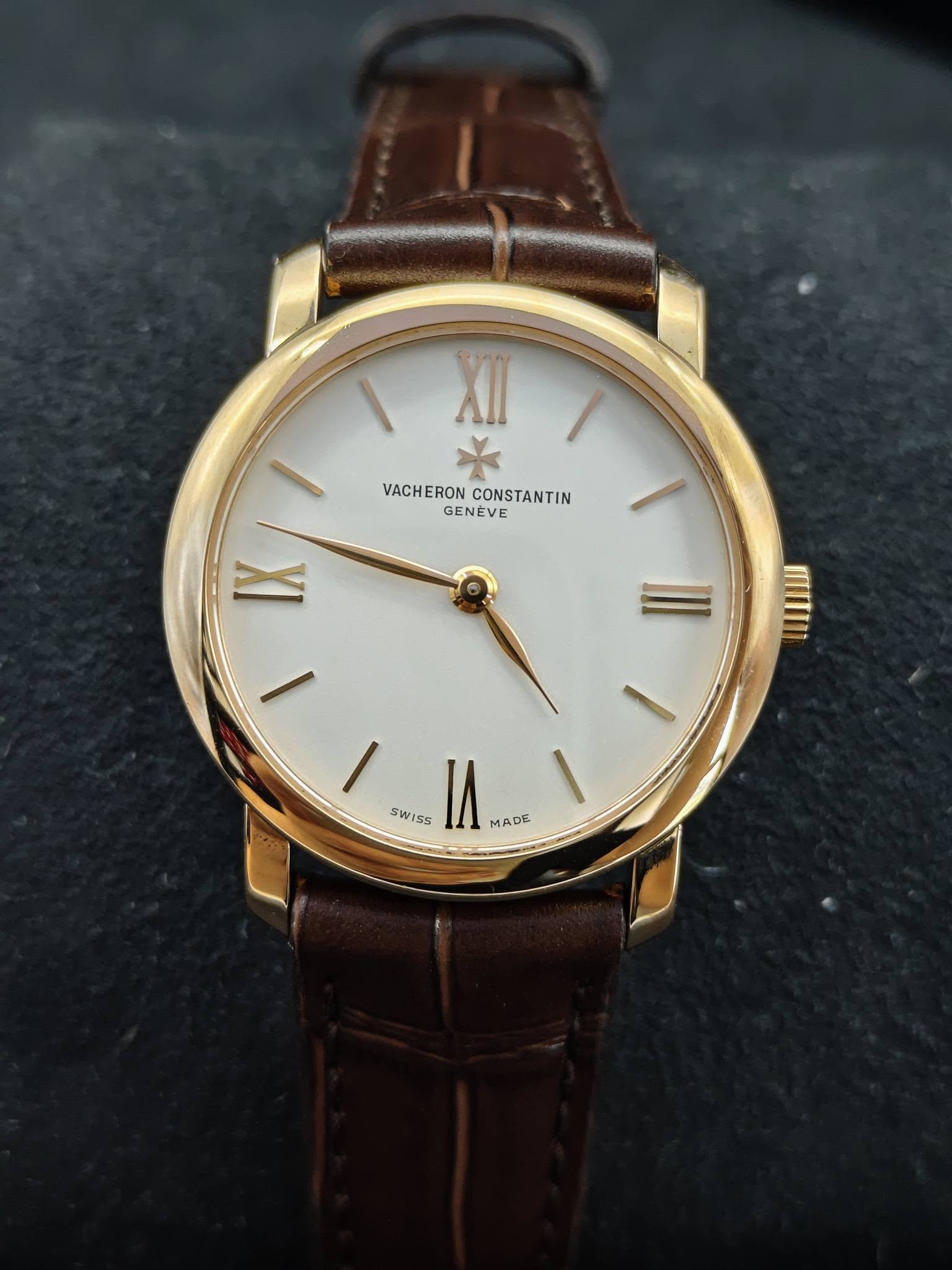 May be an image of wrist watch and text that says 'I XII / VACHERON VACHERON VACHERONCONSTANTIN CONSTANTIN GENEVE IX ١ SWISS SW MADE'