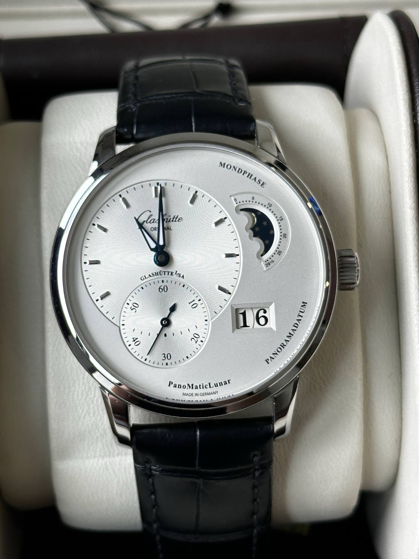 May be an image of wrist watch and text that says 'MONDPHASE MONDPIAST MONDPHASE :٥۰۰۰۰ .0 itte OR :o ឆិ ・30 25 29% GLASHOTTE SA 60 50 10 t0 20 30 16 PANORAMAD PANORAMADATUM…