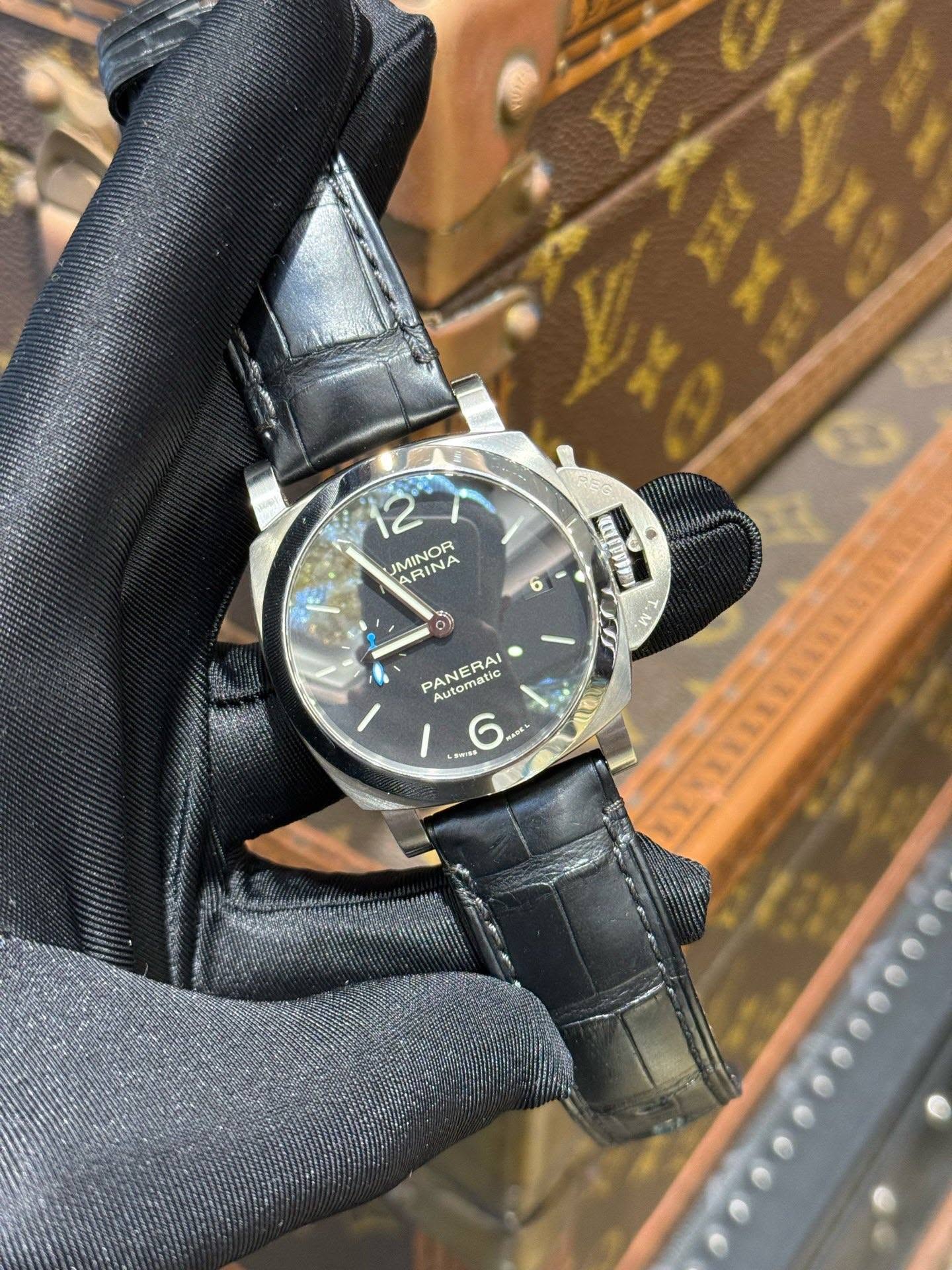 May be an image of wrist watch, leather and text that says '12 JMINOR ARINA A ARIN و REEPEEL O 0) PANERAI Automatic 6 OE 3W4s'