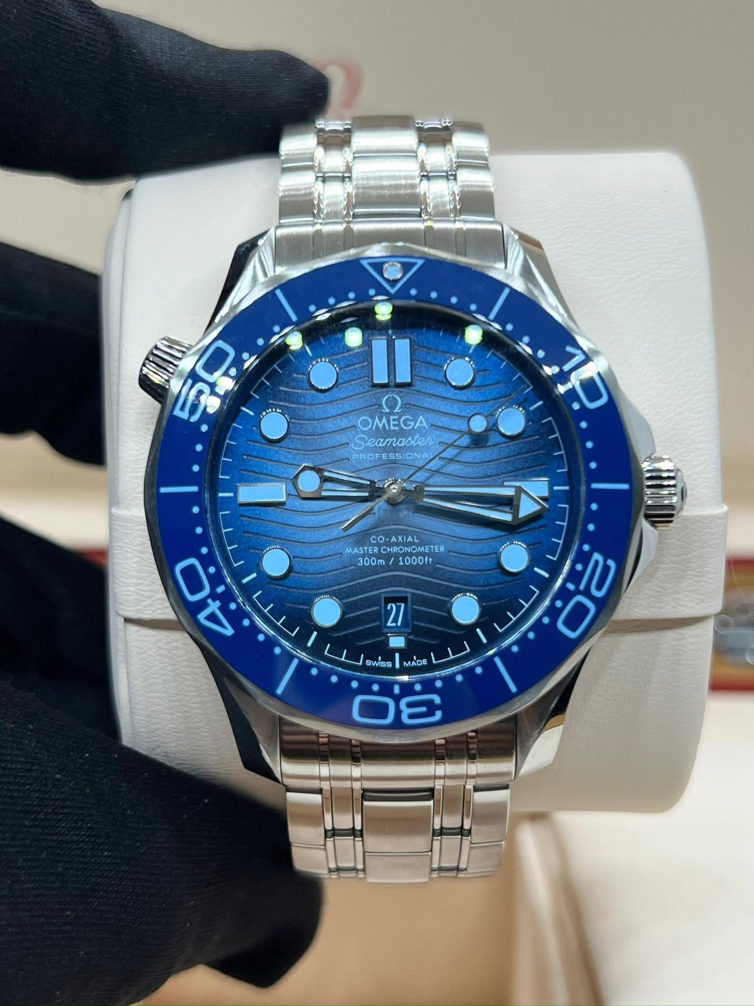 May be an image of wrist watch and text that says 'کن س OMEGA Seamactes PRor RORESSIONA ESS SIC 10 10 D-AXIAL MASTER MAOAONETE RONOMETER 300m 1000ft 27 40 سل 20 נ. όε 06 3 Wes…