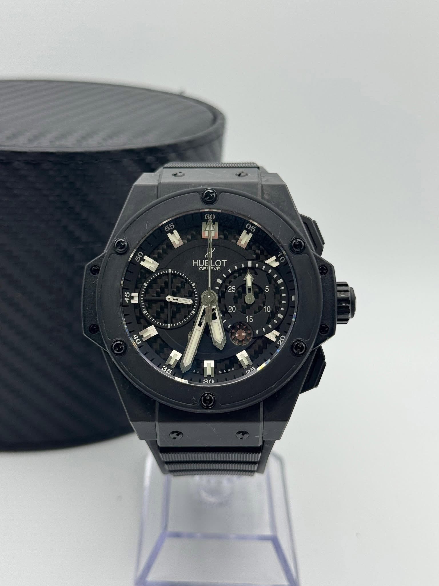 May be an image of digital watch and text that says 'HUELOT 고인하니 LOT HUE 15 L Ml 一 C- - 25 10 G T 30 24'