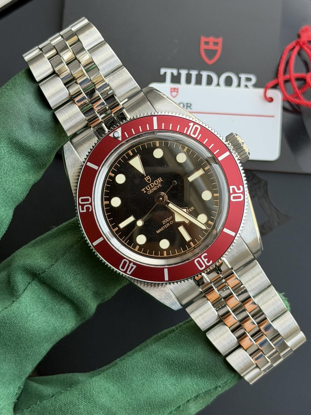 May be an image of wrist watch and text that says '円 TUDOR R 10 TU GENEVE GENEVE UDOR 円 TDOF R R 50 KER 20 200m TERC だど MAST MASTERCN 40 3 لد'