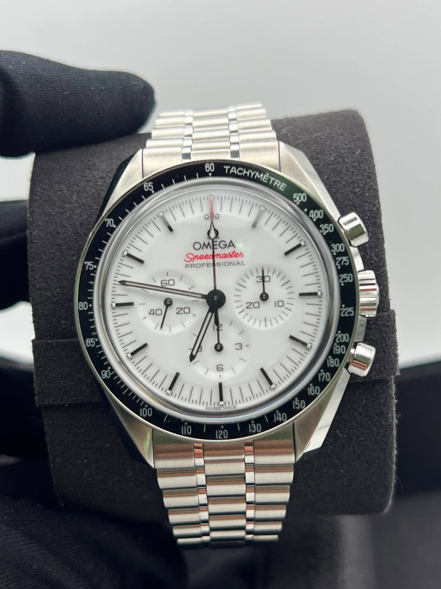 May be an image of wrist watch and text that says '65 ਹੇ ሞግ ي 60 TACHYMETRE OMEGA Sneed naster PROFE Sreeamaster SIONAL I '