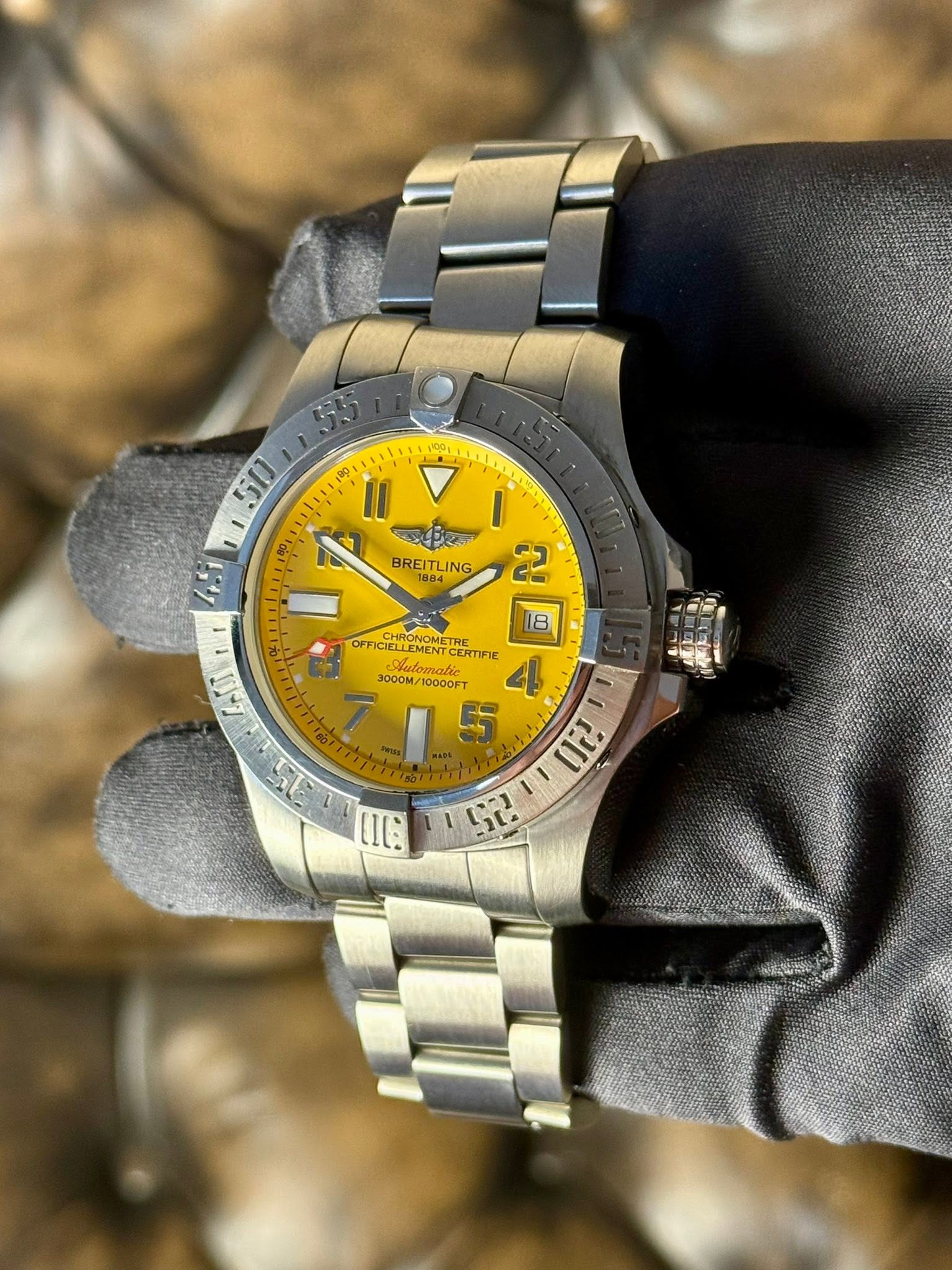 May be an image of wrist watch and text that says ' II BRSITLING TLING BREITLING BREI otuNte CERTIFIE 000M/ 100000 AOT! LAT 35 20 25 នា'
