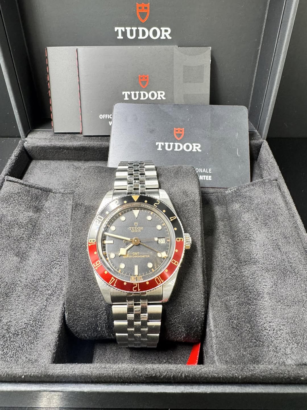 May be an image of wrist watch and text that says 'TUDOR TUDOR OFFIC TUDOR ONALE NTEE ● TO CEH-2- UIDOR DOR 8 31 ር PHRIFACTO 6 8 華 14 12 10'