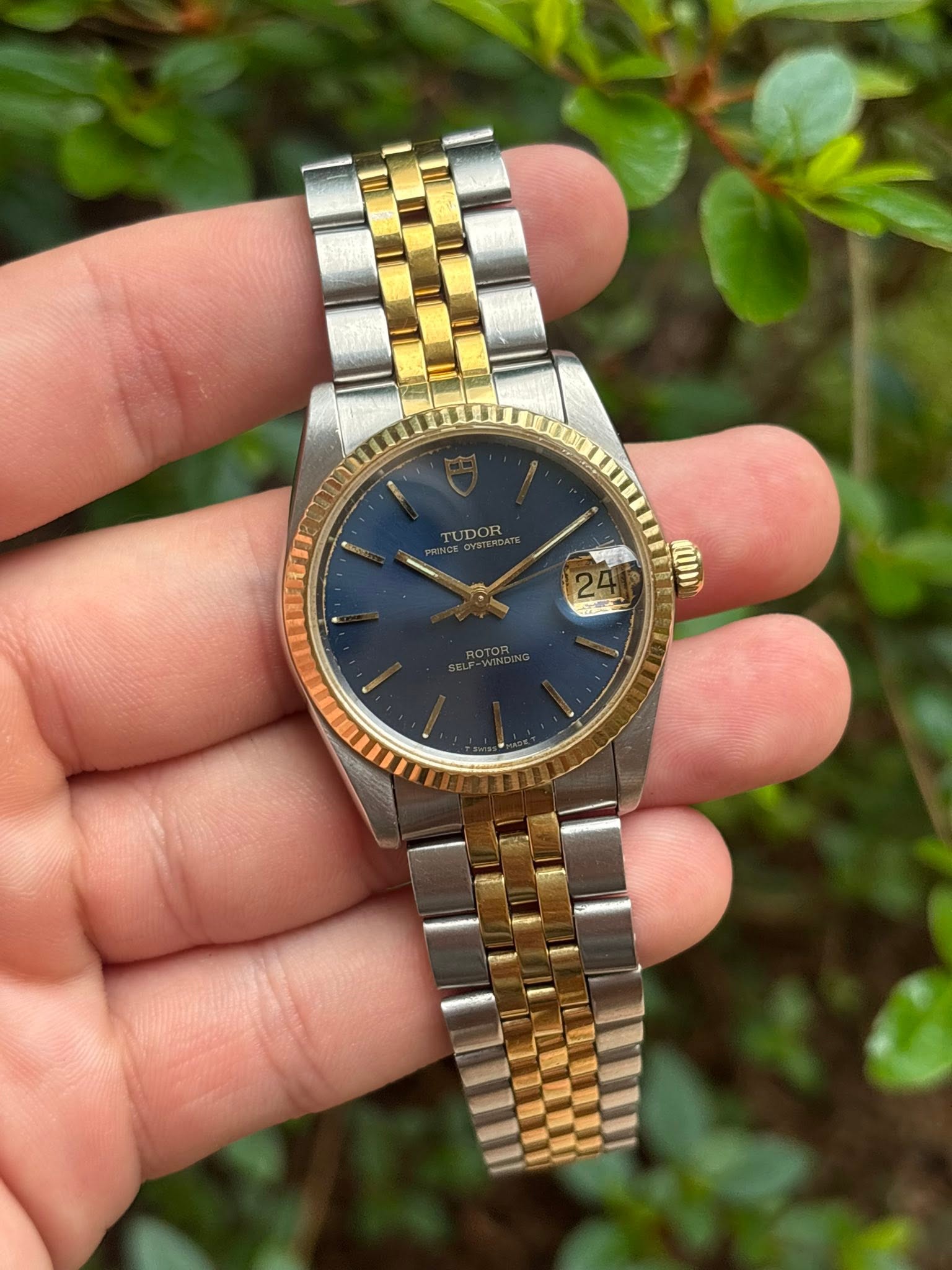 May be an image of wrist watch and text that says 'I TUDOR በበ'