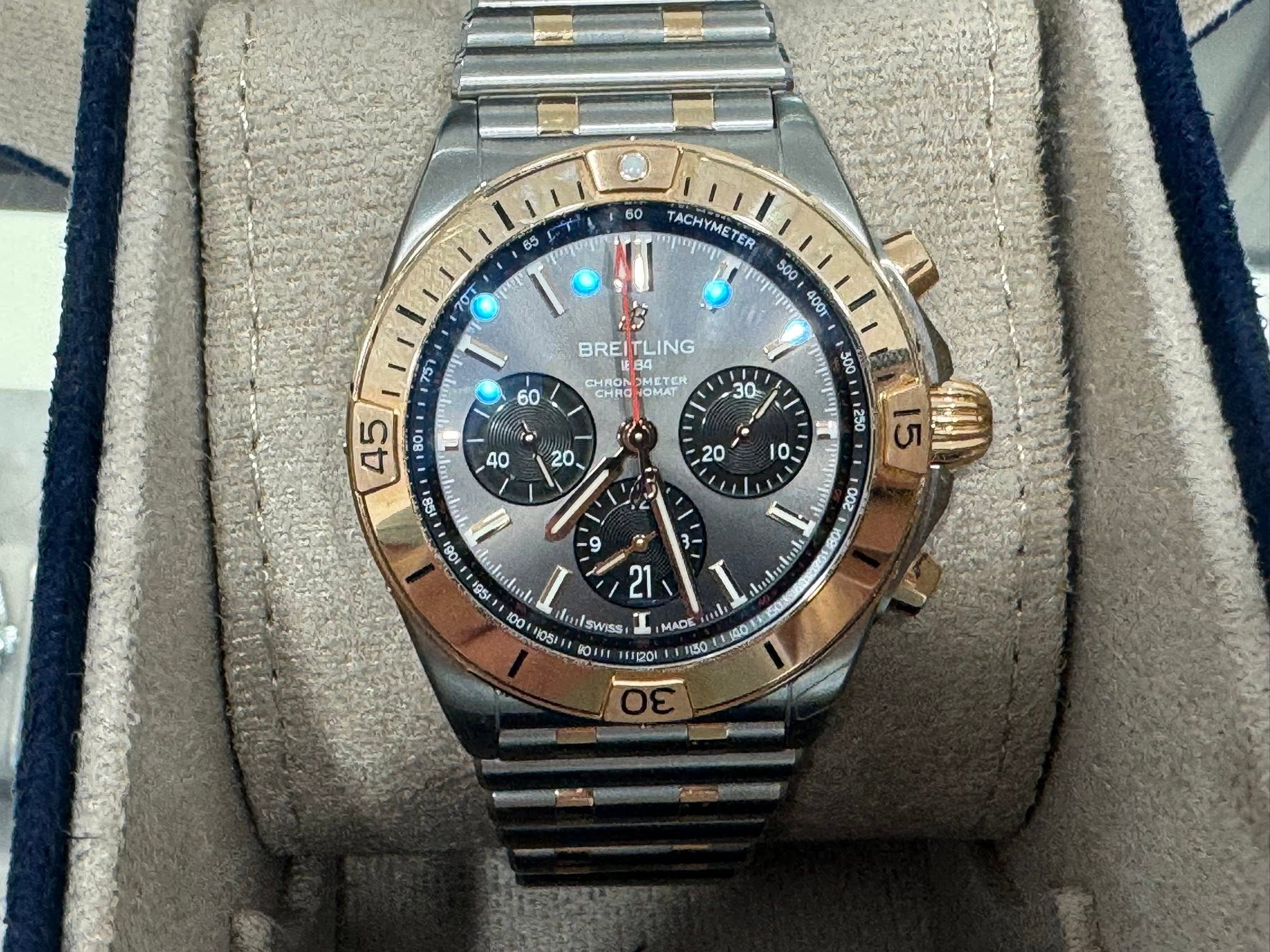 May be an image of wrist watch and text that says '60 65 7OT TACHY ACHYMETE ER p4 500 VO 400 00 BREI TLING 60 CHRON OMETCR CHHO A T5 ' , 8 ه זפי leletute 21 100 irlswiss I MADE…
