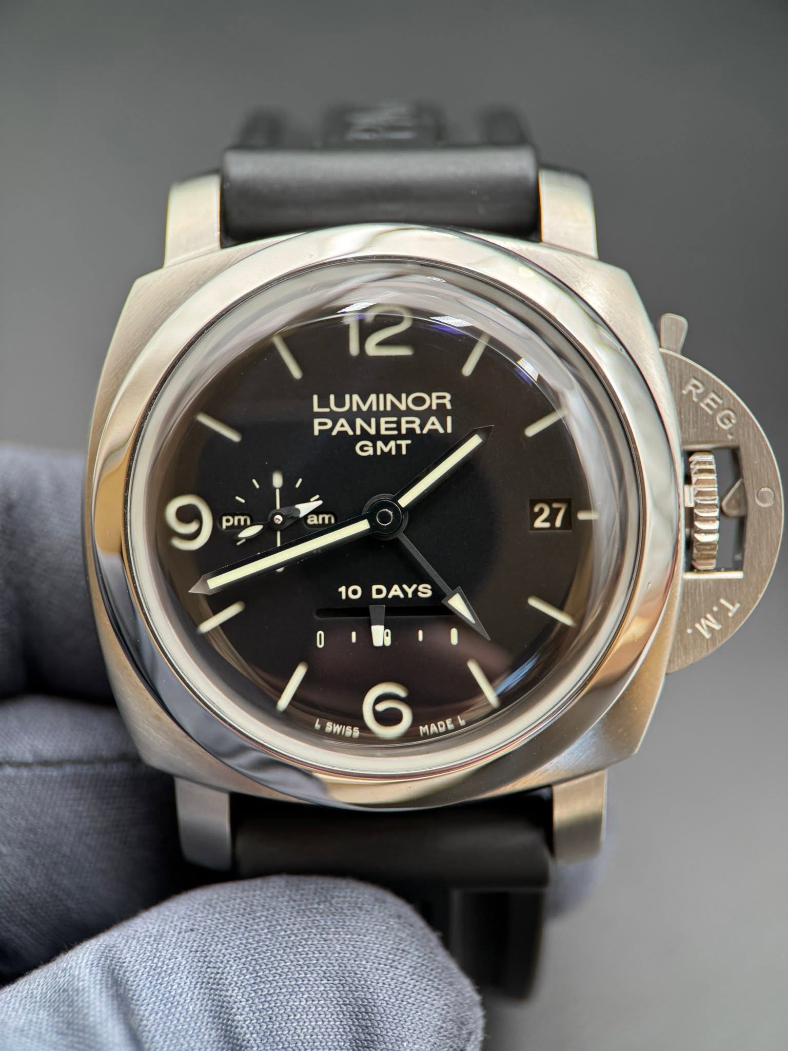 May be an image of wrist watch and text that says '12 LUMINOR PANERAI GMT am 9 pm DAYS REG. REG e แมยววรม WT O 0 4 SWISS 6 MADE'