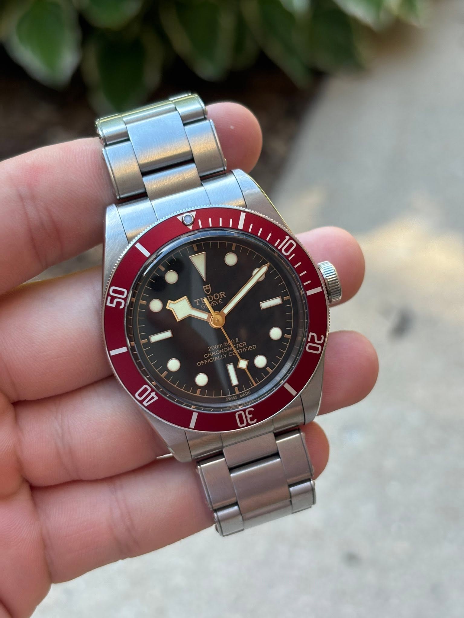 May be an image of wrist watch and text that says '10 50 00 AO DE'