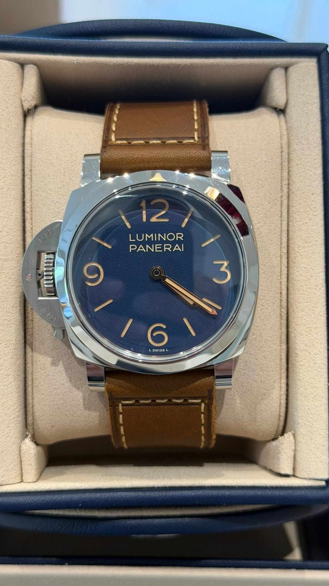May be an image of wrist watch and text that says '12/ 12 LUMINOR PANERAI P 9 WEWИ 3 6 LERISAL'