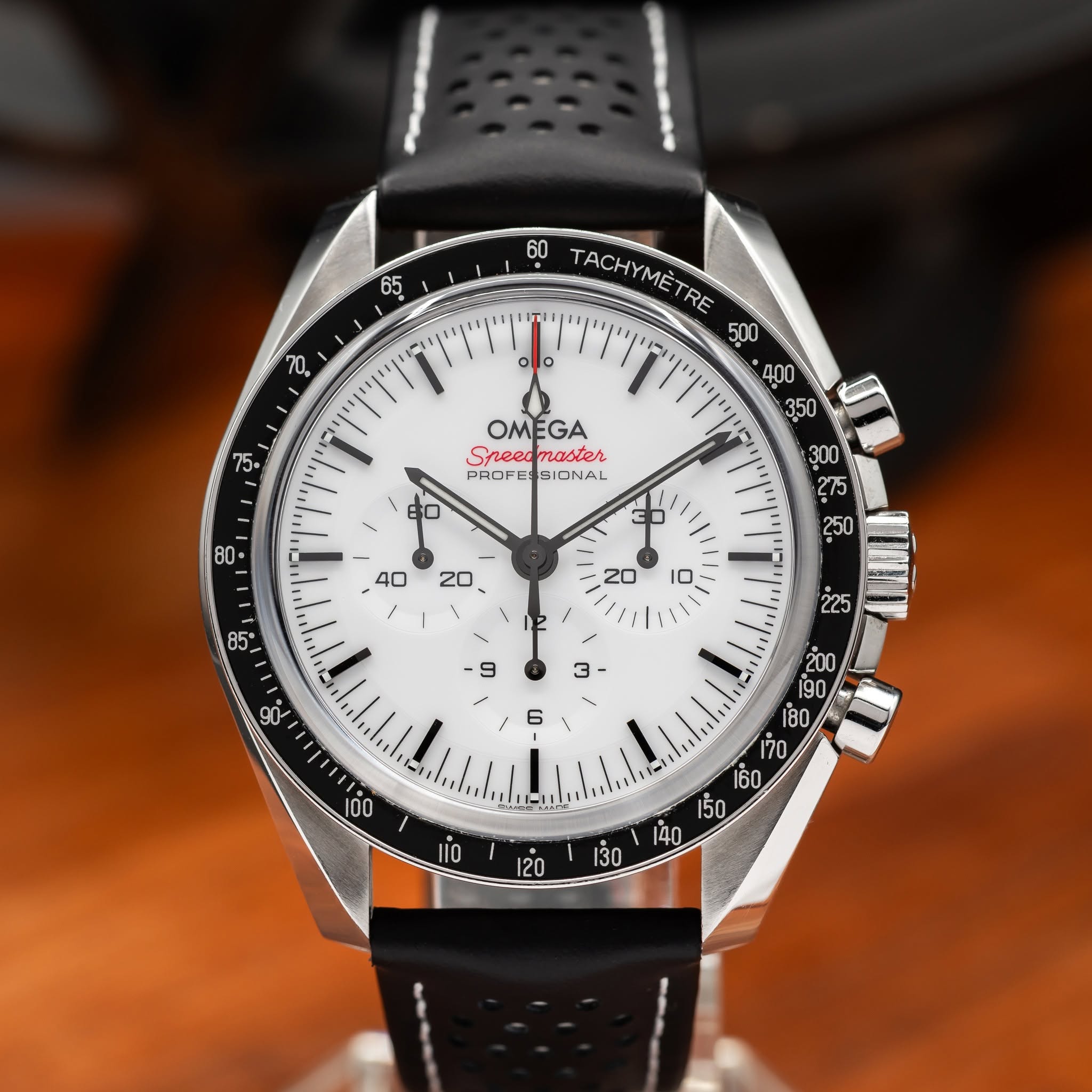 May be an image of wrist watch and text that says '05 70 ol 60 TACHYMETRE RE ي OMEGA Sneed naster S ហុំ E и ạ'
