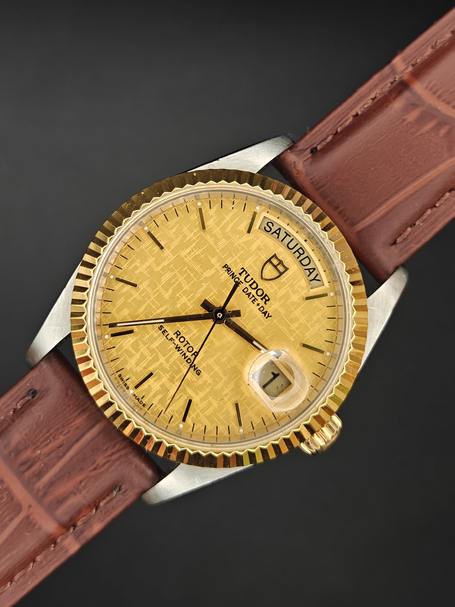 May be an image of wrist watch and text that says "PRINCE TUDOR SATURDAY 円 DATE DAY Ay ب١ا SEL SELF-WIND NO ROTOF NG SEIMB"
