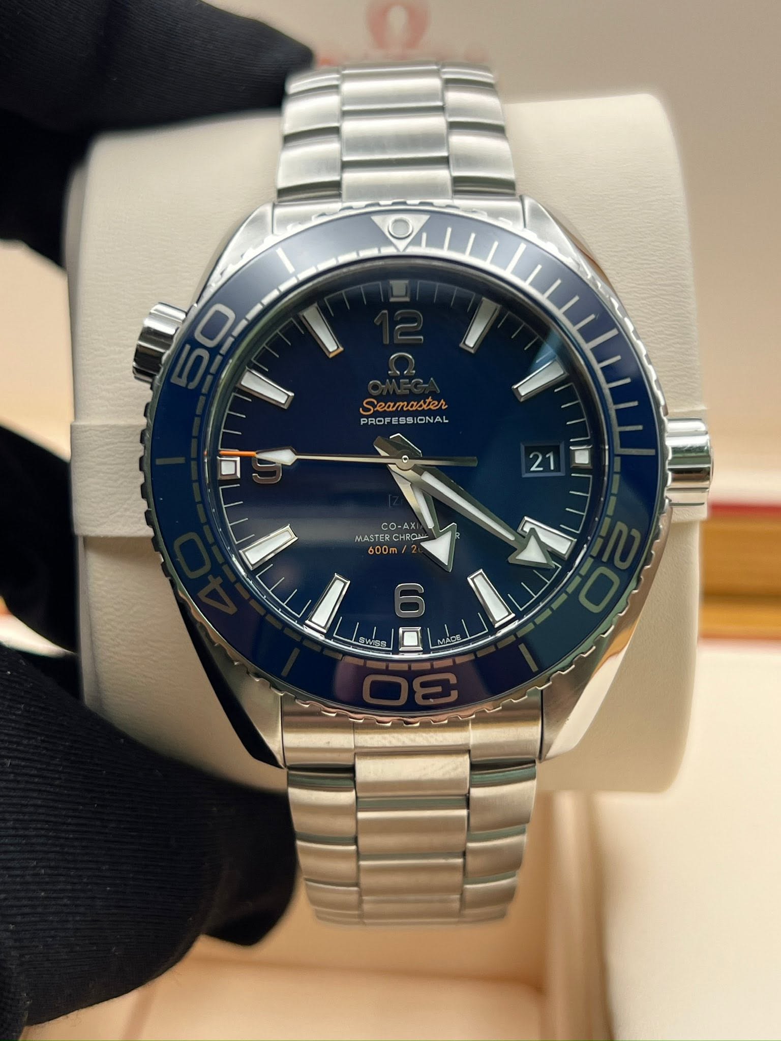 May be an image of wrist watch and text that says 'Seamaber PROFESSIONAL ONAL 0ت L لدا D-AXi MASTER ASTERCHRO CHRO 600 6 11'