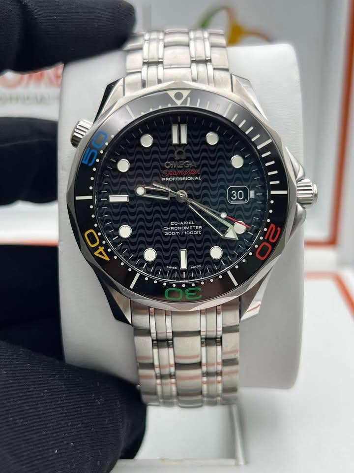May be an image of wrist watch and text that says 'HIAY PROFESSIONAL PROFES 固心用 ONAL 30 ST CHRON CO-AXIAL AXIAL co CHRON RONOMETER OMETE 300m 1000I 0 0 0 2 iss'