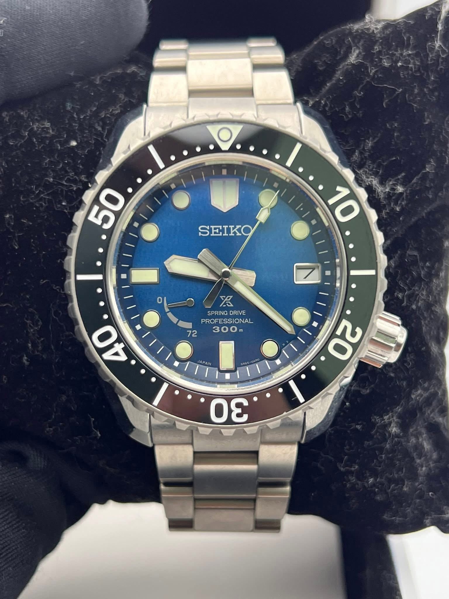 May be an image of wrist watch and text that says '50 SEIKO 10 이 R SPRINGDRIVE DRIVE PRO PROFESSIONAI '