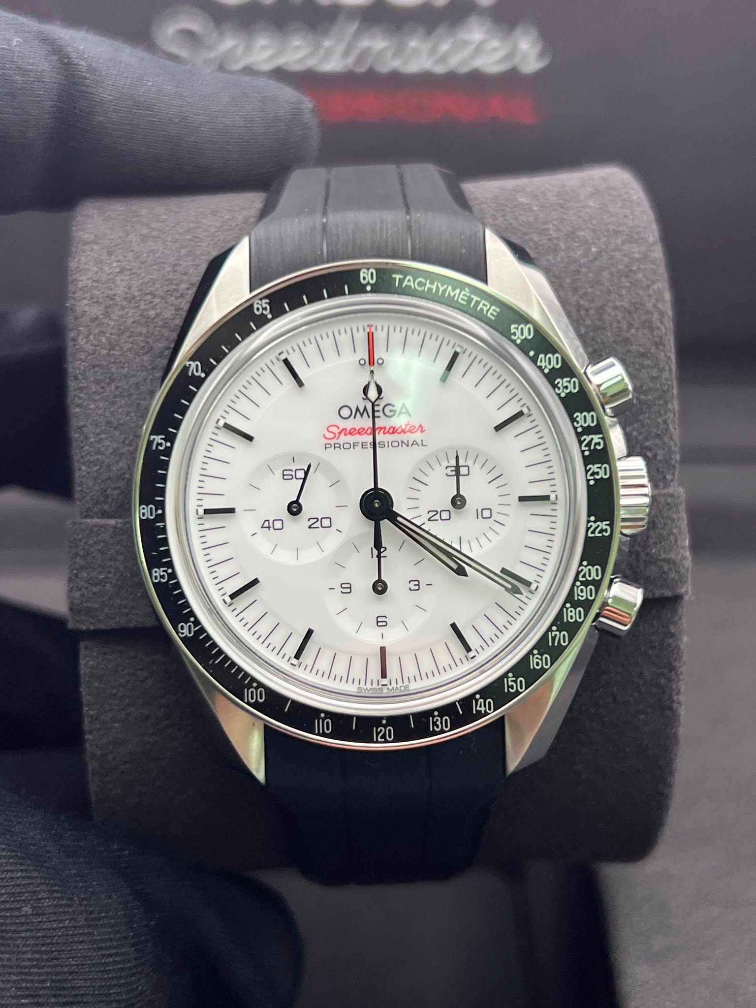 May be an image of wrist watch and text that says '65 10 ب 60 TACHYMETRE শশু ਟा 300 250 OMEGA EGA OME Sneea Sreeomacier naoter PROFE SIONAL S 225 9 3 ဖိ့ τόο I0 30 22'