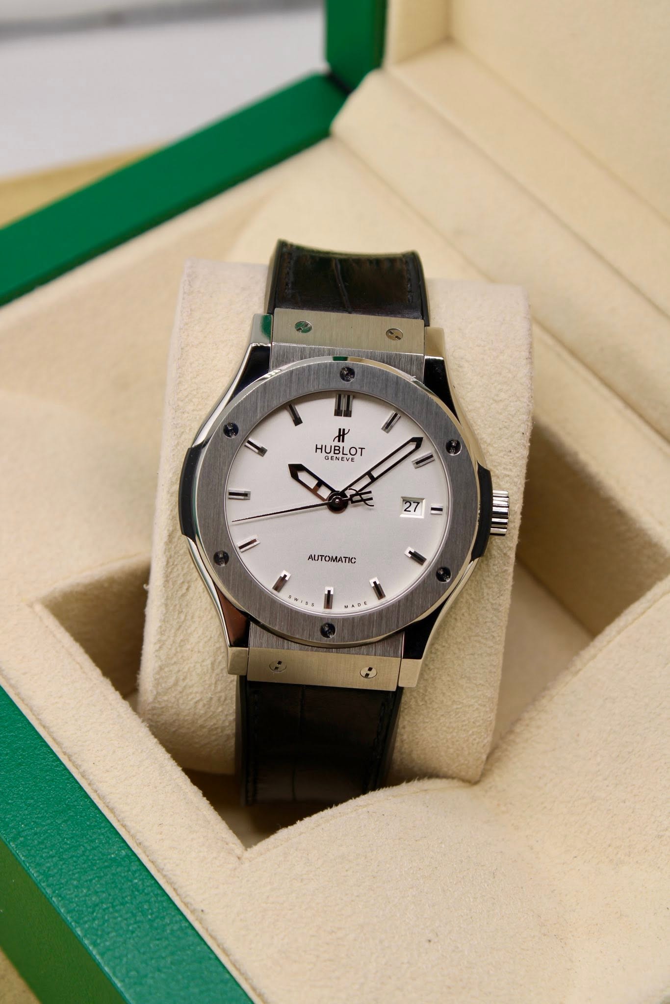 May be an image of wrist watch and text that says 'HUBLOT oT LO GENEVE 27 AUTOMATIC'
