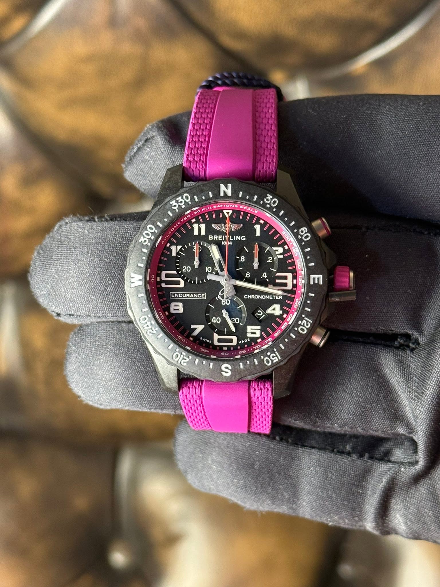 May be an image of wrist watch and text that says 'N aN SOAL 30 Zab ३३ੂ? 00 11 ប្រុ.ក BREIT LING 1 1 60 B W ENDURANCE 8 2- A 4 3 CHRONOMETER TER E לגיס 2 5 AD Oși 12. S'
