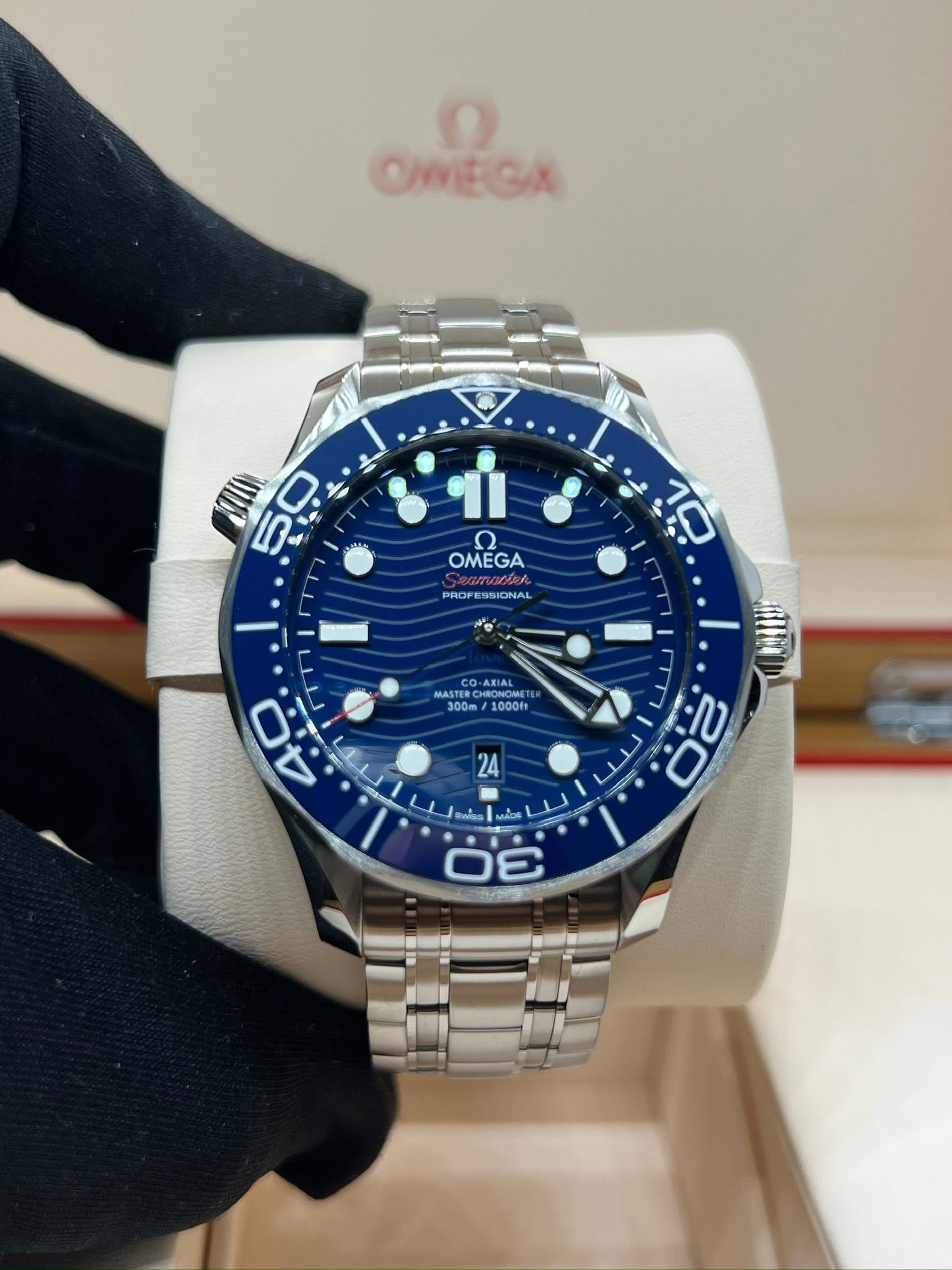 May be an image of wrist watch and text that says 'CIEGA નાં O OMEGA حع PROFESSIONAL SSIONAL PROFE 10 #0 MASTER CO-ARIAL 300m/1000F 300m 1000f ج4 O ن males wioe'