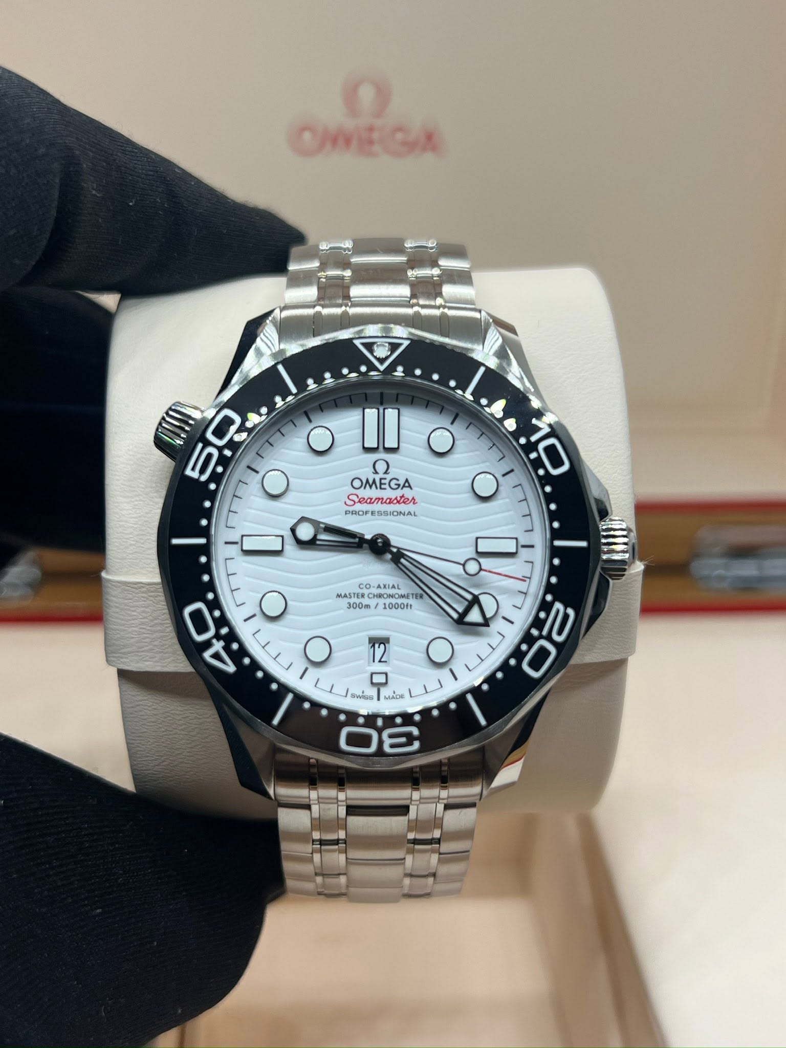May be an image of wrist watch and text that says 'OMEGA OWEGA 50 5 Q O IIO س II O 10 OMEGA Seamaster O MROFESSIONAL EASIONAL mROP 的! ទ 20 2 20 HAe O-ARIAL MASTERC 300m HRONOM…