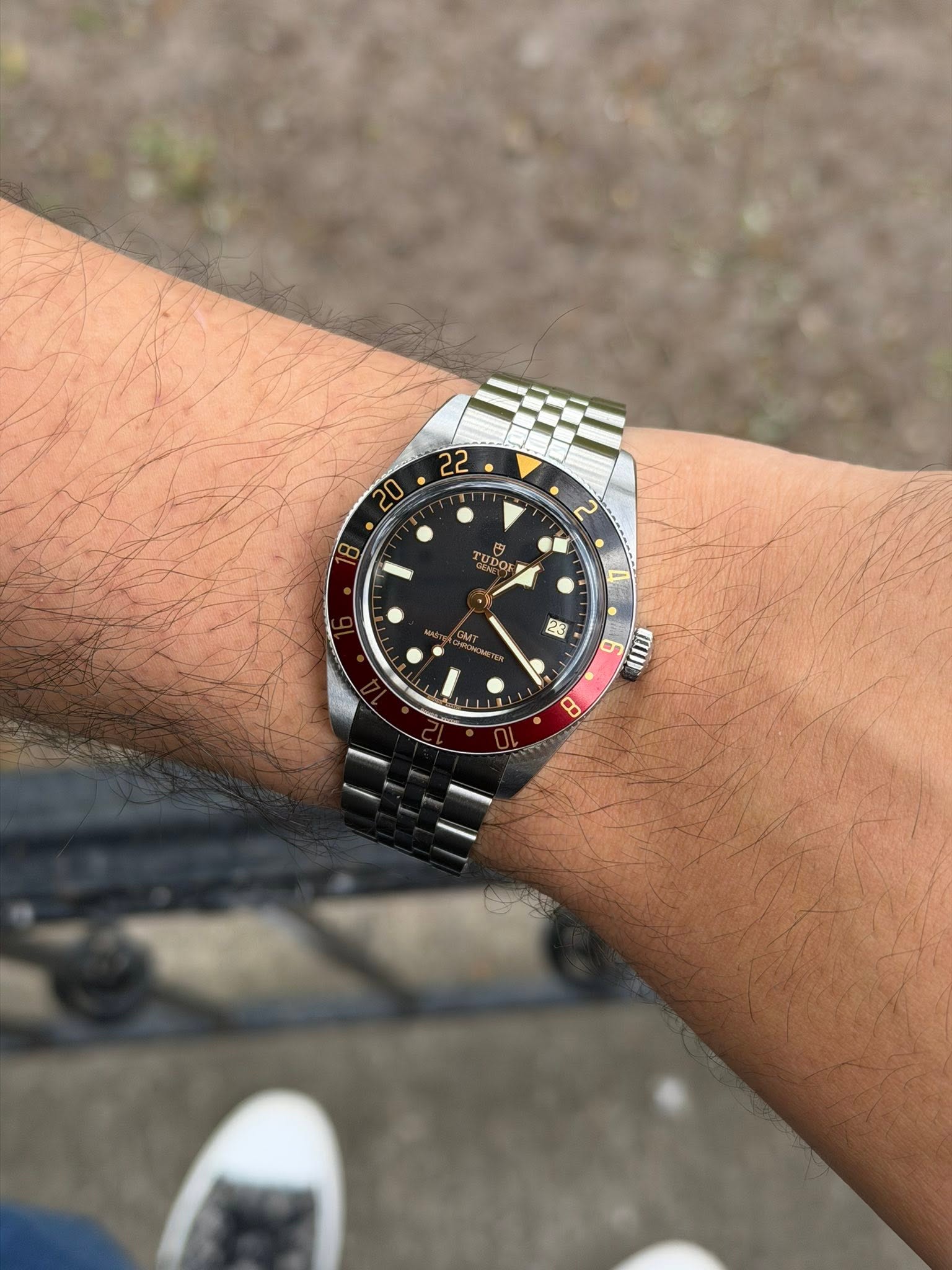 May be an image of wrist watch and text that says ' • LUDON DO 23 H y C mI O 8'