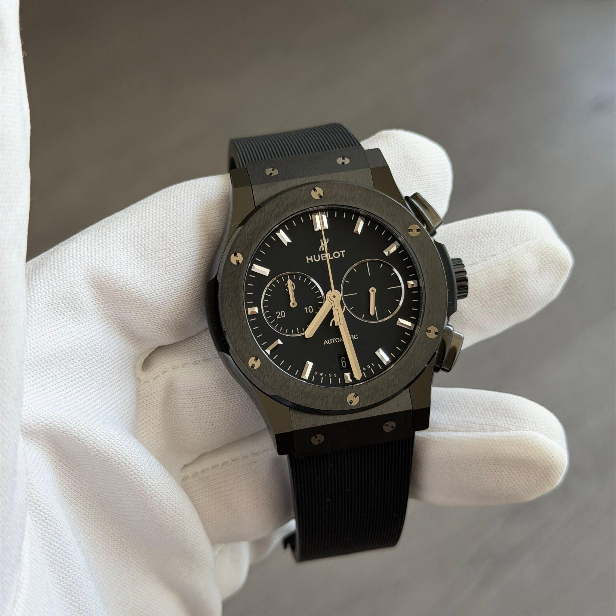 May be an image of wrist watch and text that says 'H HUELOT LOT HUE 10 : 20 S 21 A 1 AATTO MIT 9'