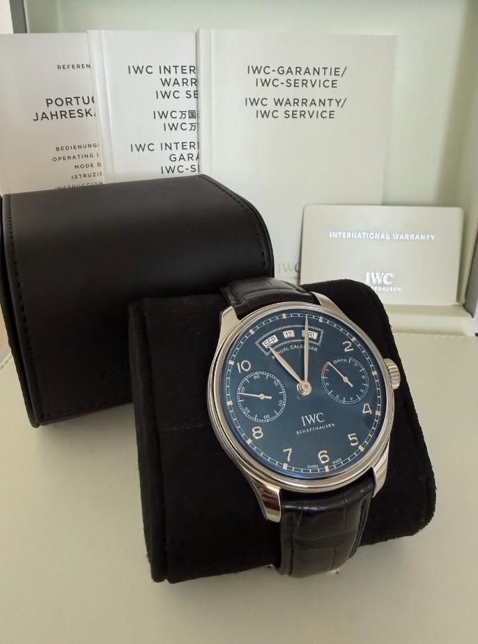 May be an image of wrist watch and text that says 'REFEREN IWC INTER WARR IWC SE PORTU JAHRESK. IWC万国 IWC IWC万 IWC-GARANTIE/ IWC-SERVICE IWC WARRANTY/ IWC SERVICE BEDIENUNG:…