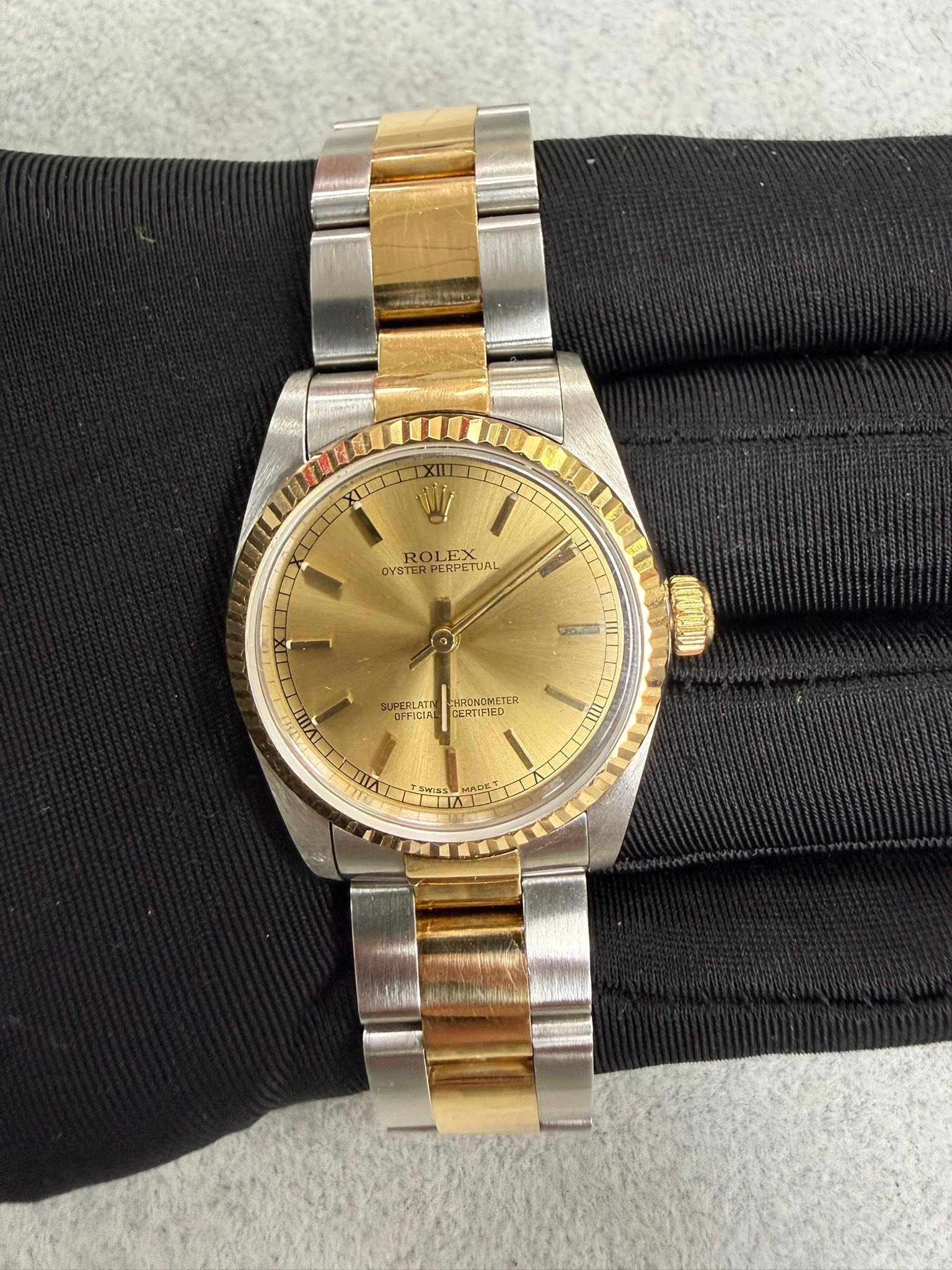 May be an image of wrist watch and text that says 'OVEROLEATUAL OYSTERPI OYSTERPERPETUAL RPETUAL ROLEX G SUPEMLAT OFFICEA CERTIPIED PRRONOMETER W DMETER VIII VAII IIII VII'