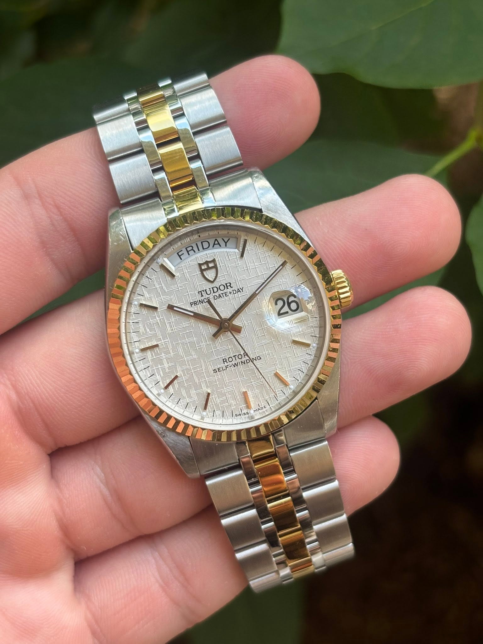 May be an image of wrist watch and text that says 'FRIDAY ንክክር FRIDA UDOR RINCE-DATE+DA -DATE+DA DATE+DAY PRINCE 26 ROTOR ROTOR NG SELF ELP-WIND I m 各時 te F'