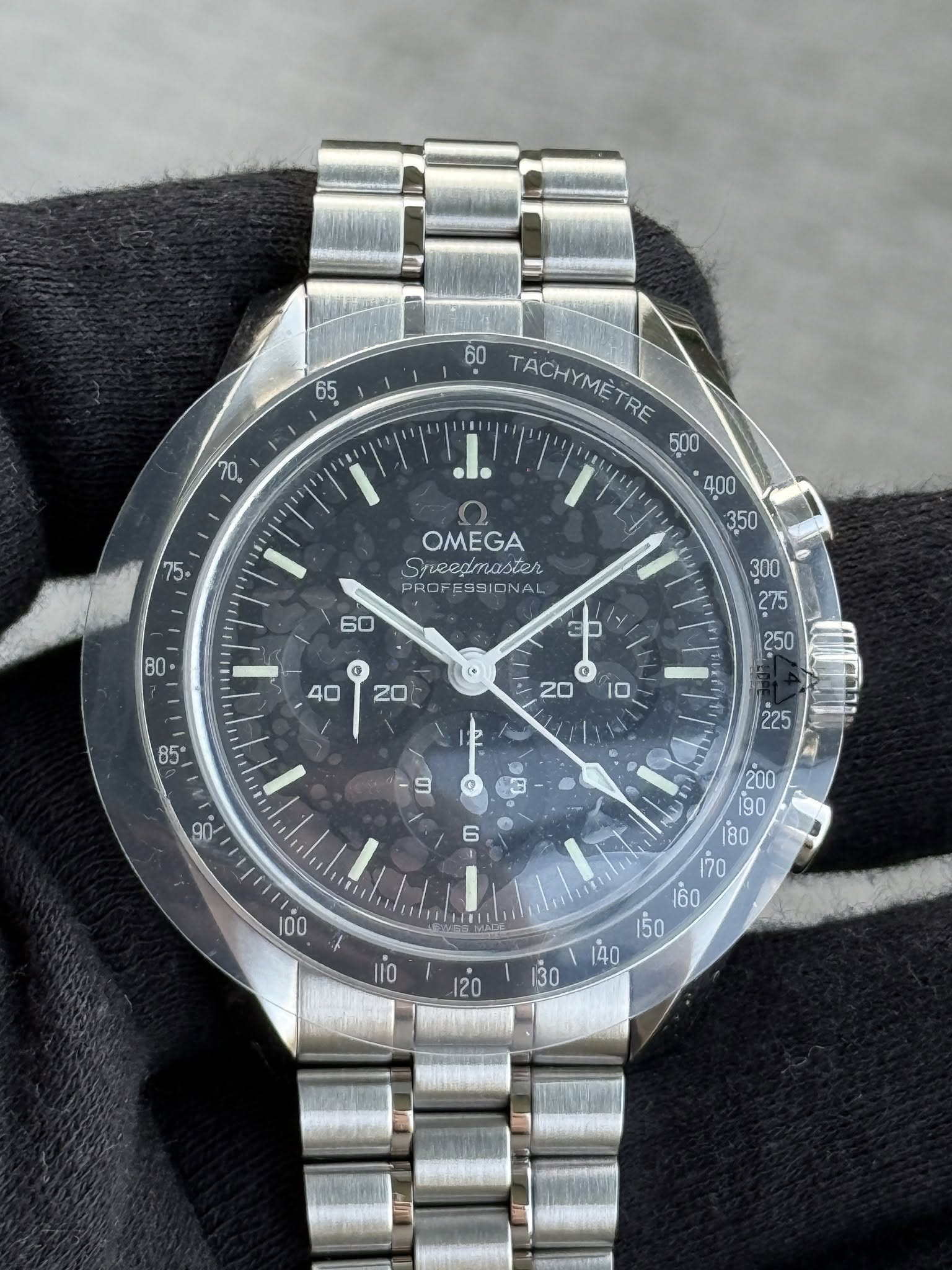 May be an image of wrist watch and text that says '65 10. اس 60 TÁCHYMÈTRE OMEGA ypTablR aάελ PRO ES9 IDNAI G 20 98 ဟဲ 1口 9 225 S 6 D00 일 12 130'