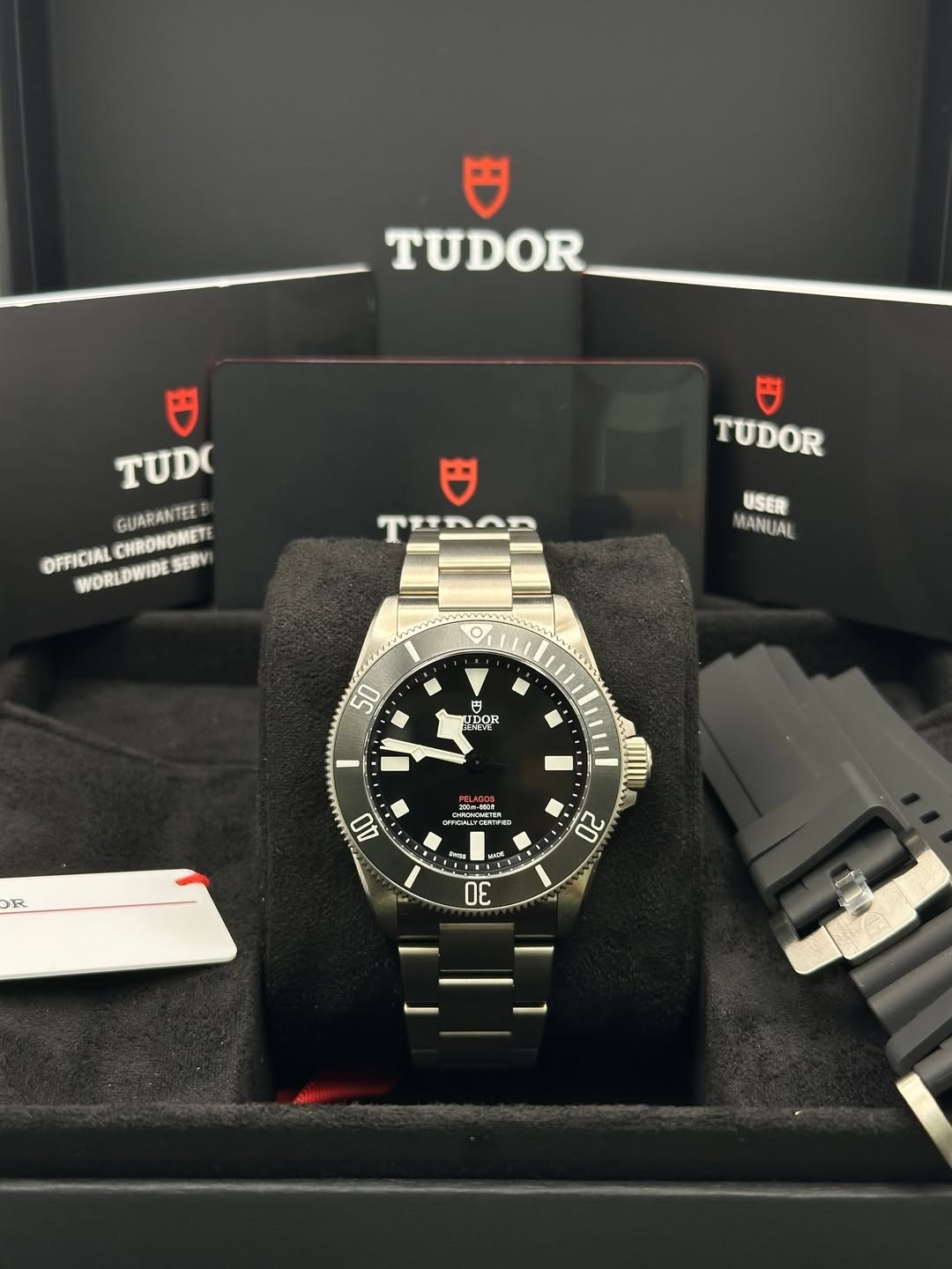 May be an image of wrist watch and text that says '円 TUDOR 円 TUDO GUARANTEE E OFFICIAL WORLDWIDE CHRONOMETE SERV TUDOR ጥያክርም USER MANUAL VAeAv O 50 UDOR SOR ۵ 300 MSF cmocaa ผ 2 第イ…