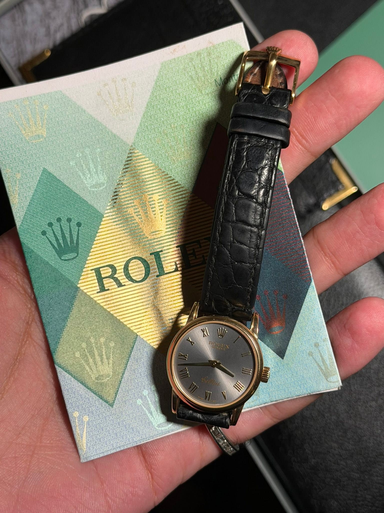 May be an image of wrist watch and text that says 'W ROL JII'