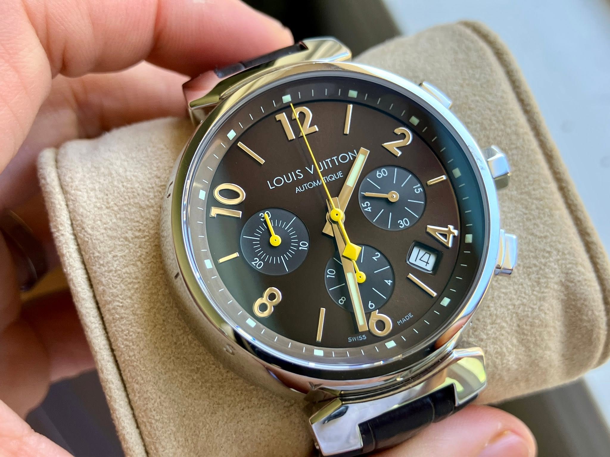 May be an image of digital watch and text that says '12 2 VUITTON 60 10 LOUIS LOUISVUITTON AUTOMATIQUE TIQUE AUTOM Sp 15 ® ھے 14 x प 0 b b MADE SWISS 155'