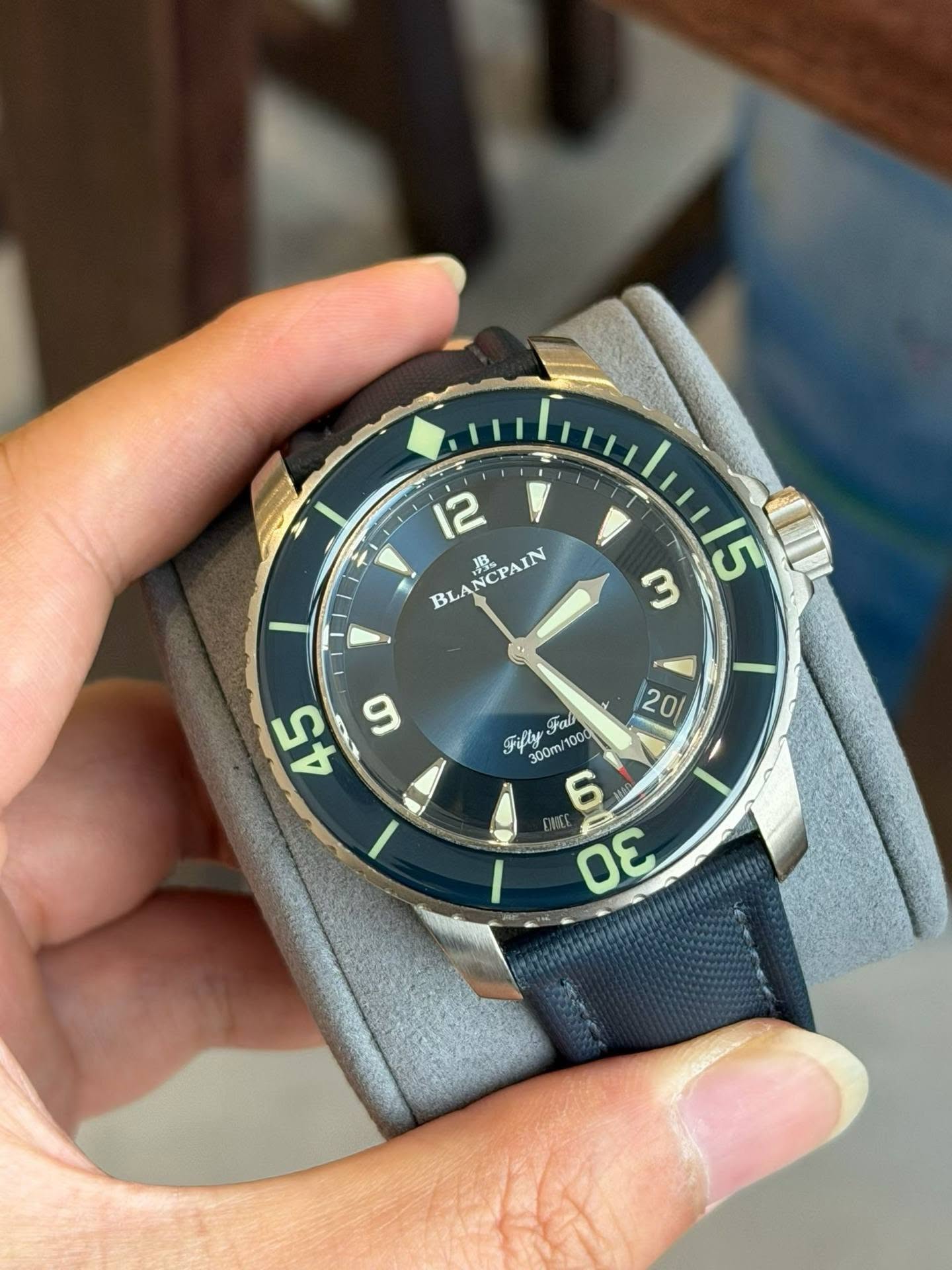 May be an image of wrist watch and text that says '12 BLANCPAIN BLA BLANCPAIN 野 ل 11uil5 y 300m/10 1000 Fal 300m 6 EWAE 8'