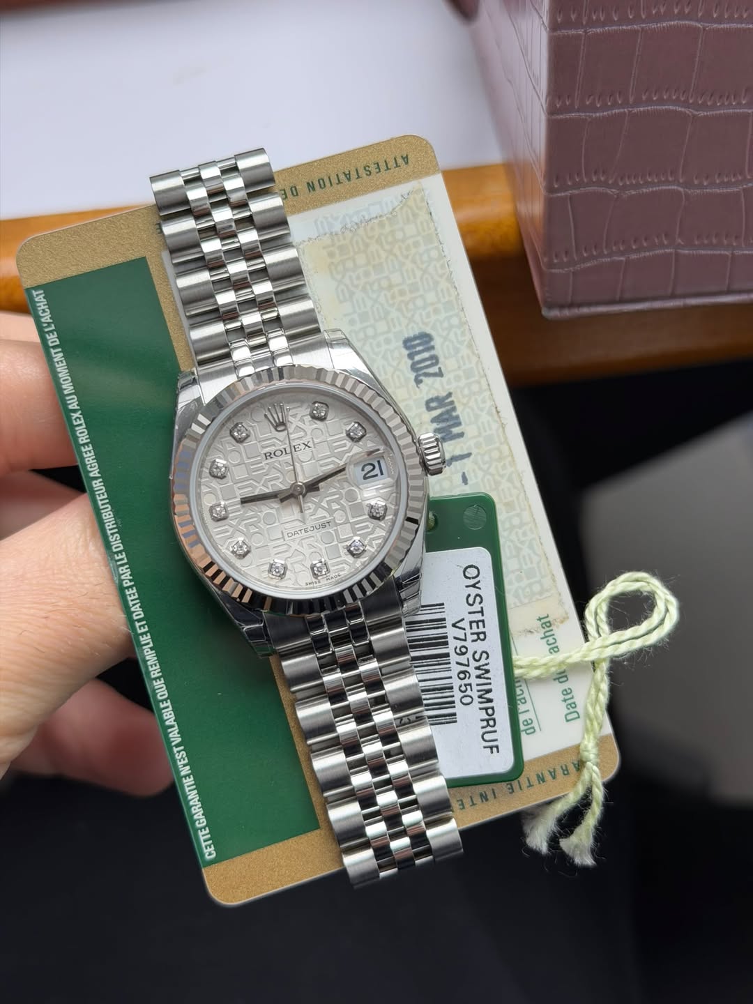 May be an image of wrist watch and text that says '0 VATTATTTTNN 1 DE MOMENT AU ROLEX AGREE DISTRIBUTEUR PARL DATEE S 樹 ROL 홍에 2010 IOMAR 주 21 ด OATKJUST ផ C V797650 V7 OYSTER aia…