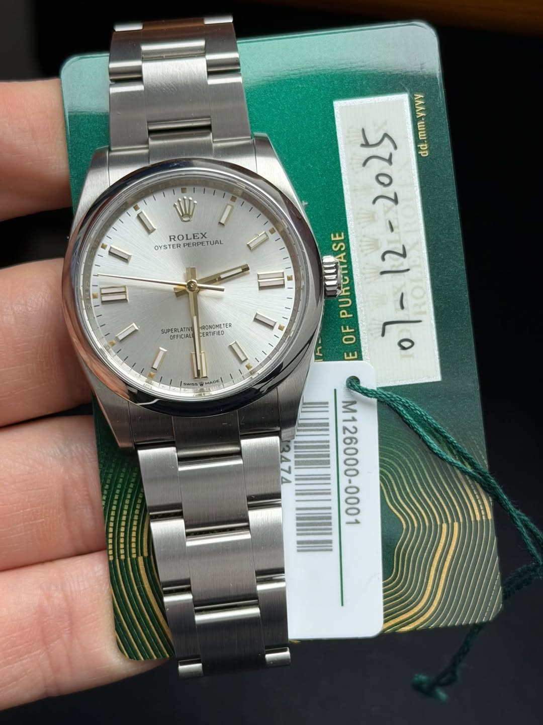 May be an image of wrist watch and text that says 'ال١ ROLEX OYSTER PERPETUAL TUAL il II BONOMETER CESTIFIED እአሌለ P WW лAAл-ww-pE 2025 KUTTASE PUKCTTAS ア OFPUKCIASE P E0 E OF 이-…