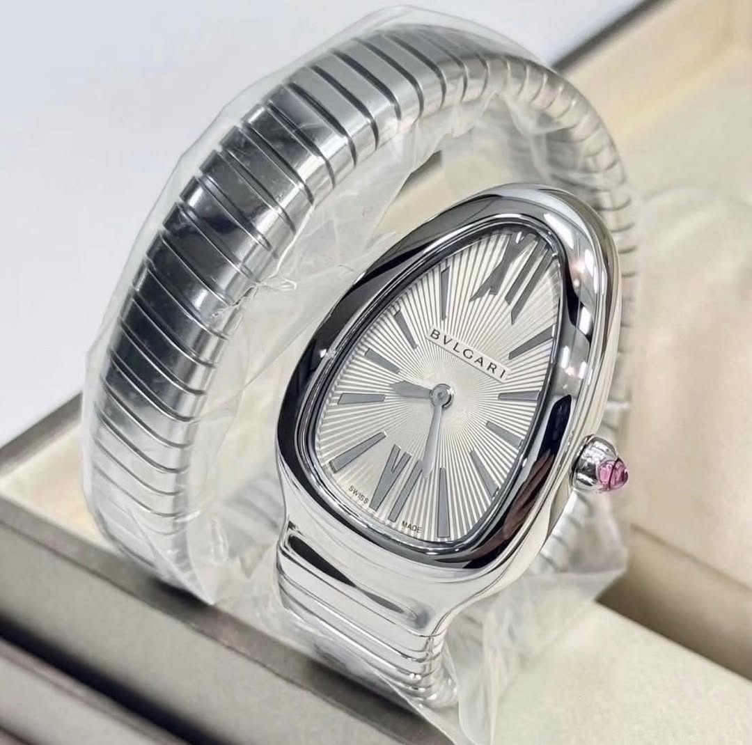 May be an image of wrist watch and text that says 'BVLGARI VLGARI ០) SWISS'