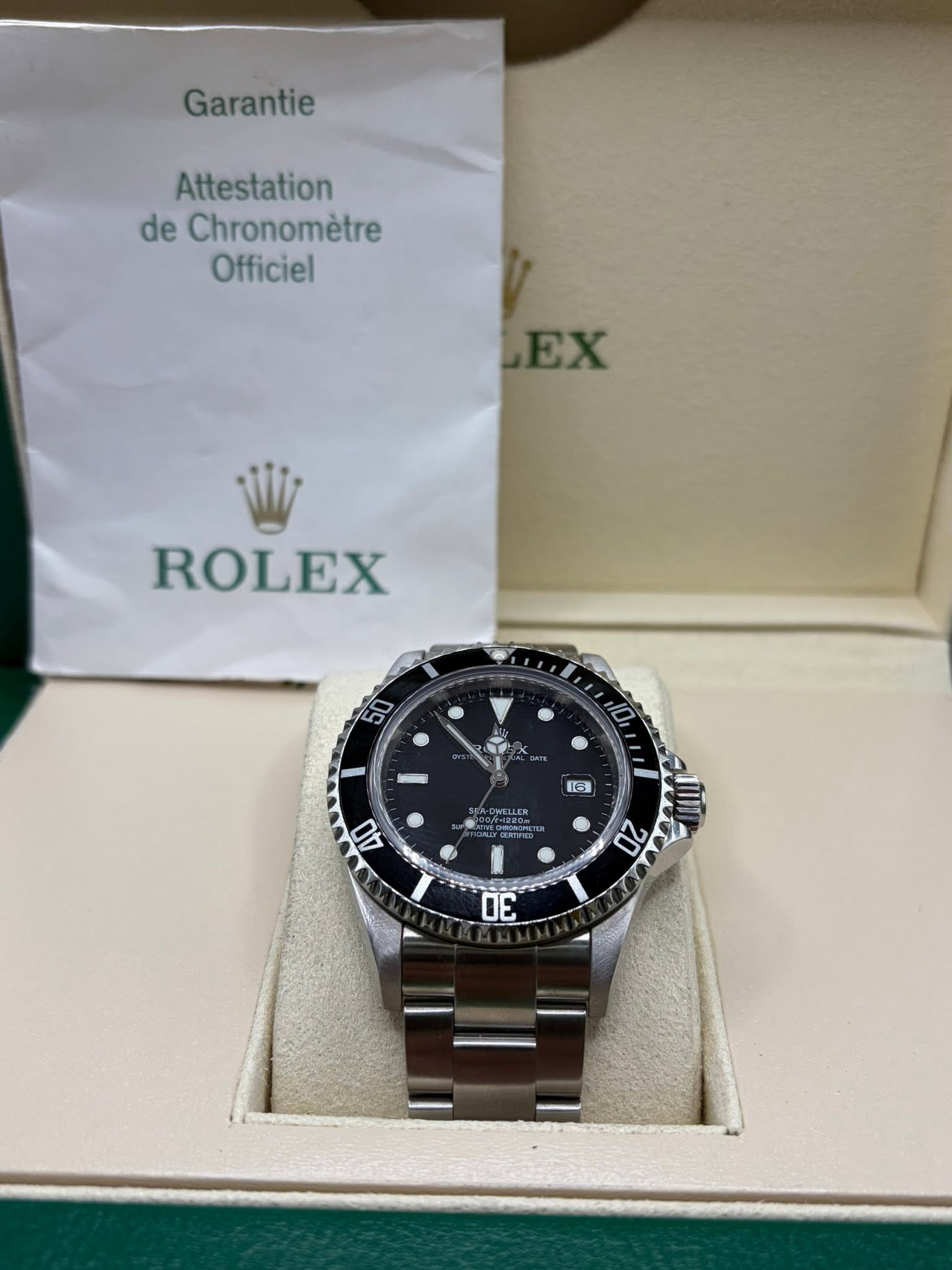 May be an image of wrist watch and text that says 'Garantie Attestation de Chronomètre Officiel EX ROLEX 50 s0 E 10, 本 40 20 30'