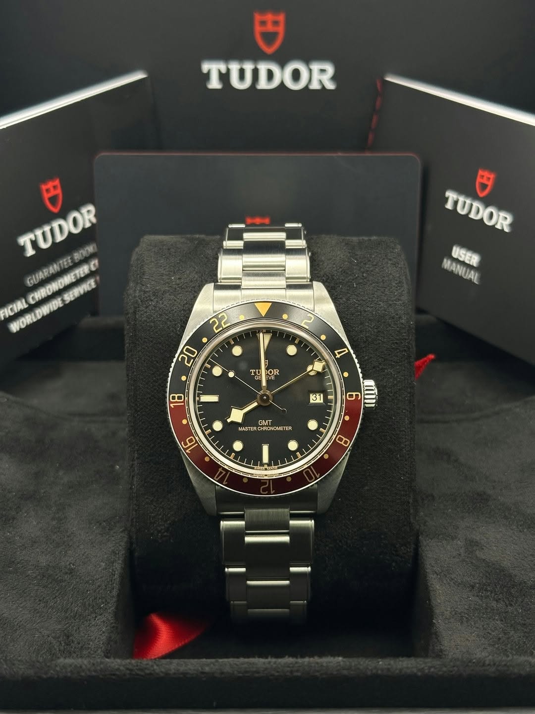 May be an image of wrist watch and text that says 'TUDOR TUDOR RODY GUARANT CиBomoHK CHRONOMETER TEE SERVICE FICIAL WORLDWIDE TUDOR MANUAL USER 2 22 20 TU บิ OF OR I IIII GMT…