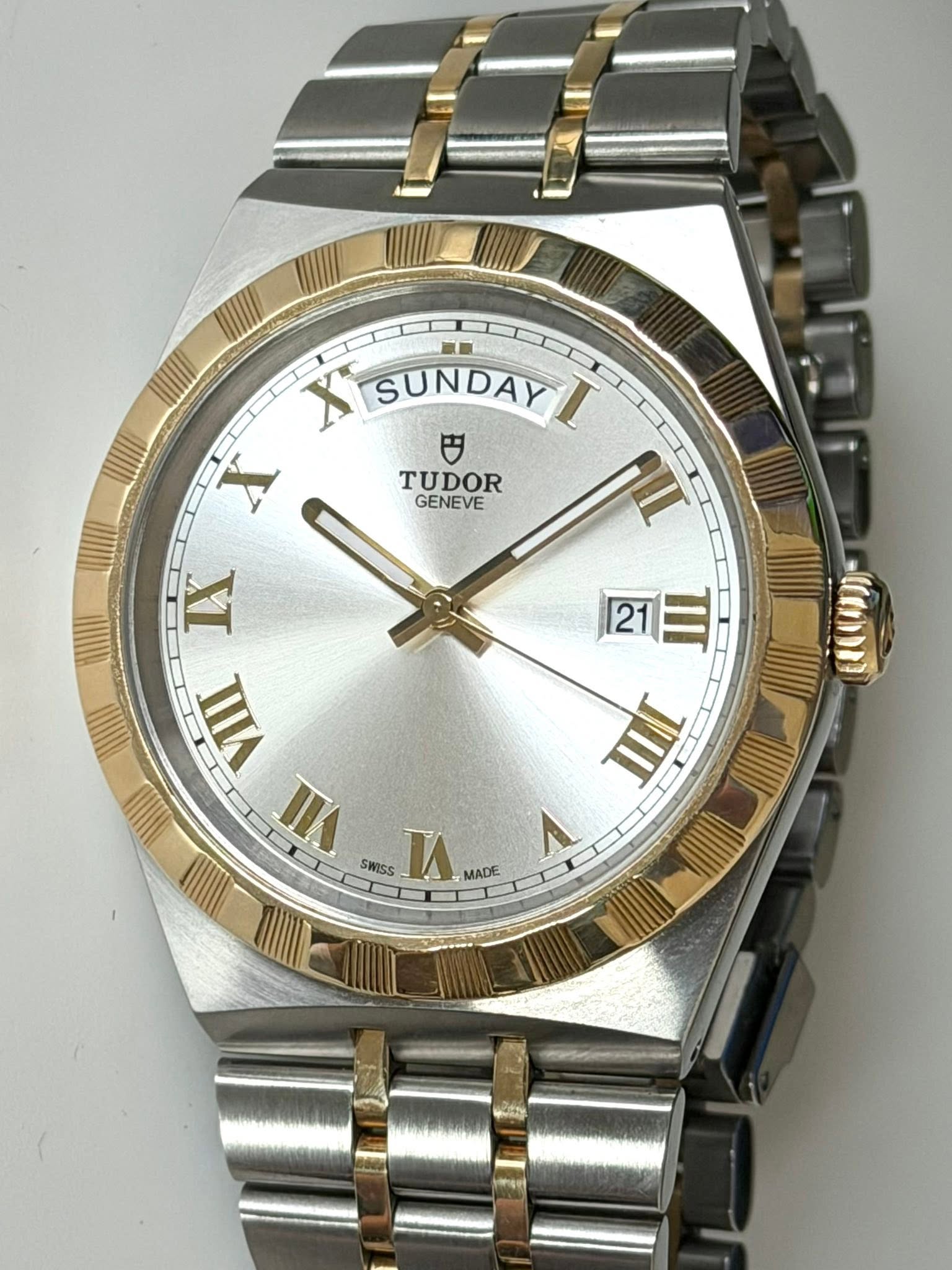 May be an image of wrist watch and text that says 'TUDOR GENEVE 21 T X SUNDAY SUNDAY X IX ИW I SWISS IA MADE A אל lom'