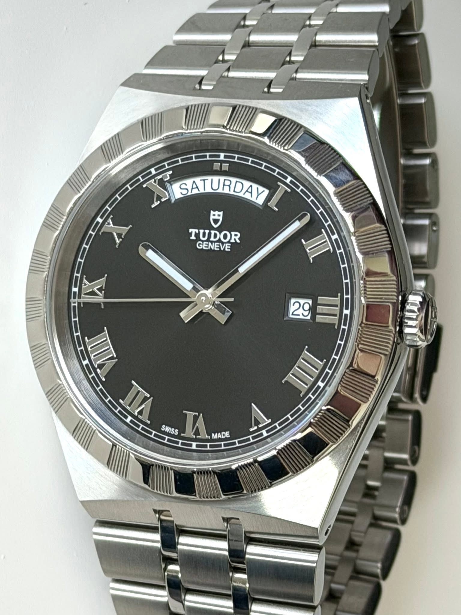 May be an image of wrist watch and text that says '鳳買 SATURDAY SISATURDAY I X 円 TUDOR GENEVE II X 29 VIIII n SWISS IA MADE IIII'