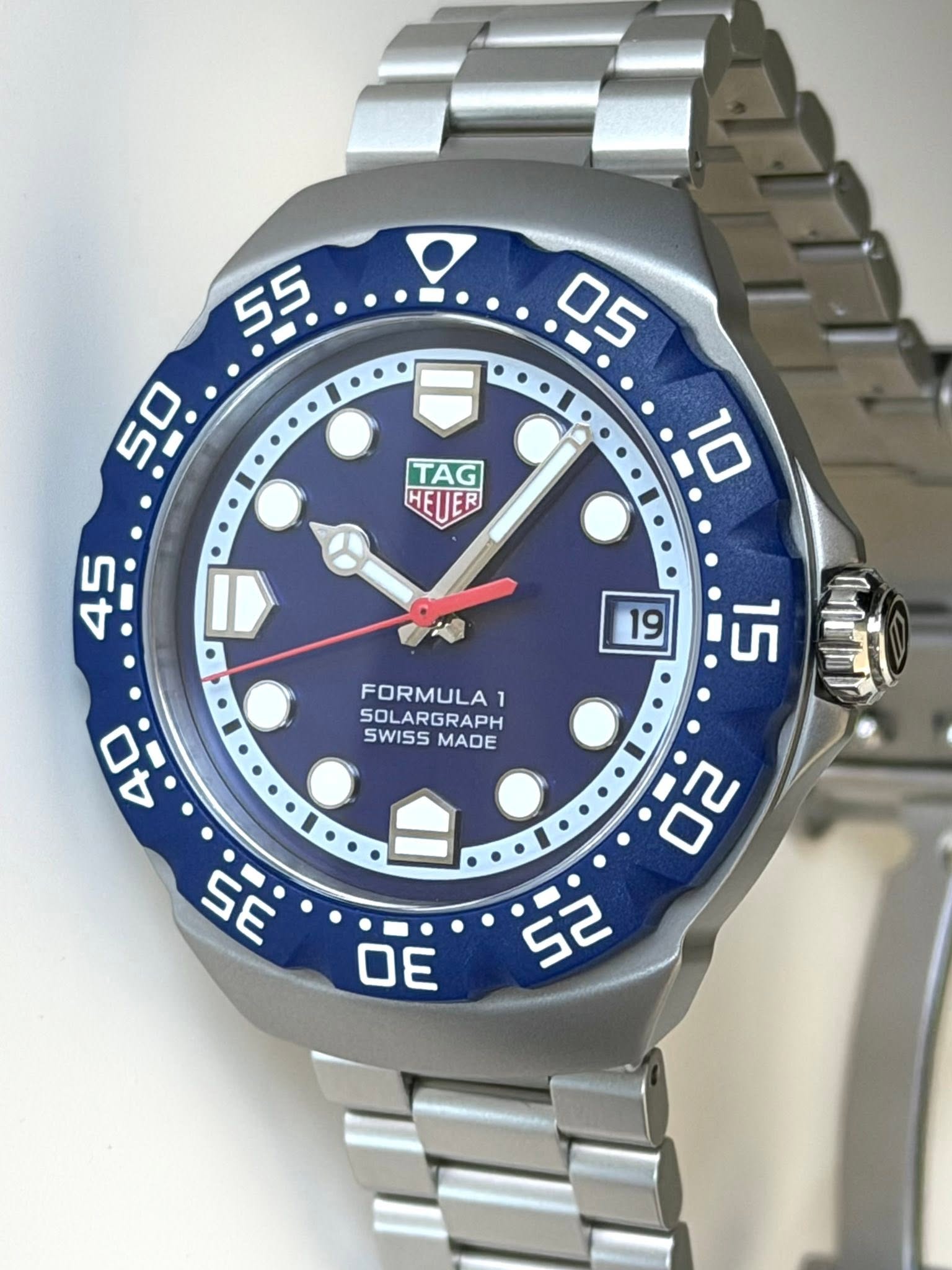 May be an image of wrist watch and text that says ' TAG HEUER 45 19 FORMULA 1 SOLARGRAPH GRAPH SWISS SWISSMADE MADE 15 백 บบปค 2ဲ0 م 52 40 SE מני 分 w'