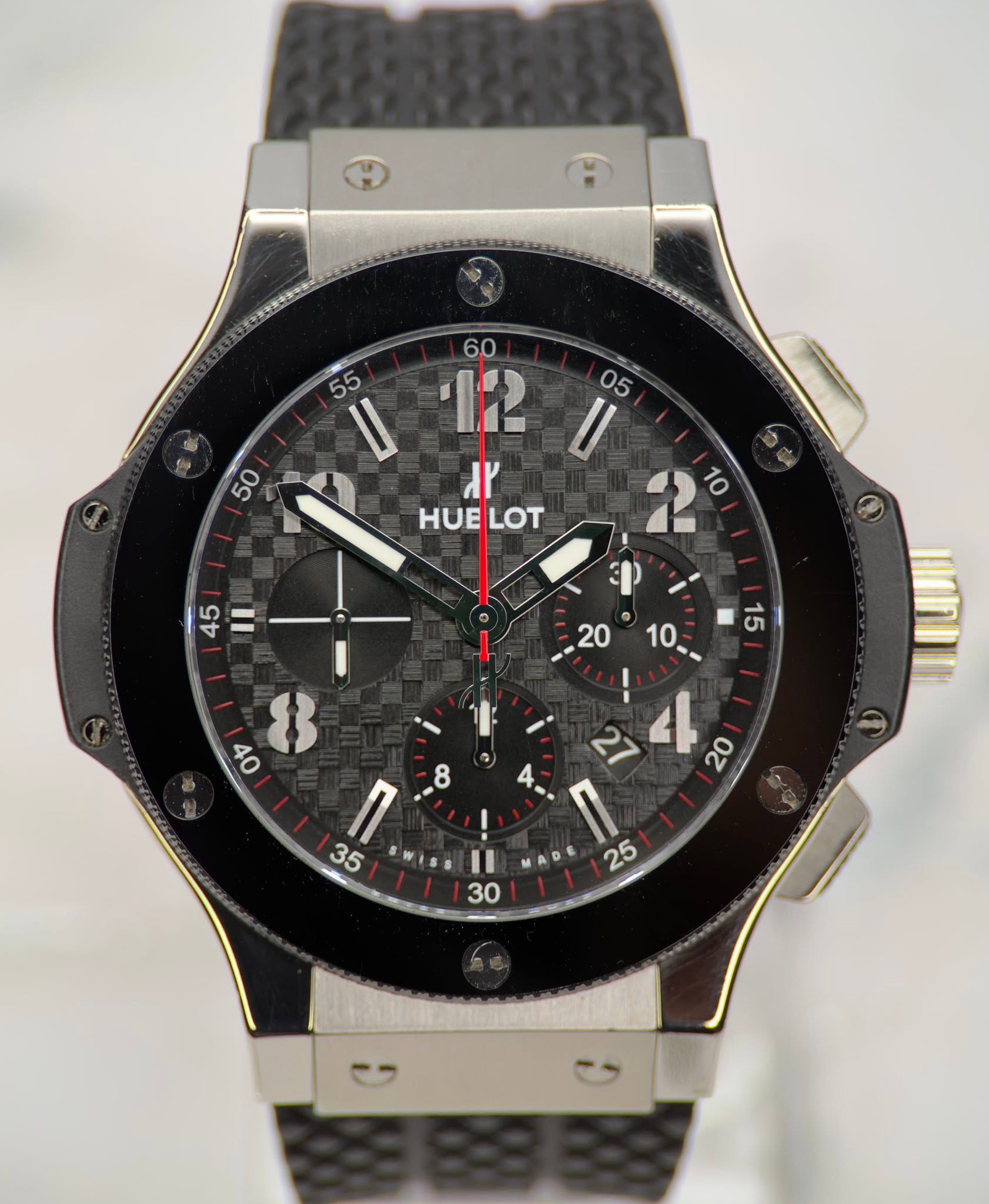 May be an image of wrist watch and text that says ' Il 05 I ? 10 HUELOT LOT HyE 45 W 15 20 10 ! 2 4 20 4. ۱ MADE 25 B 40 n 35 SwiSs II 30'