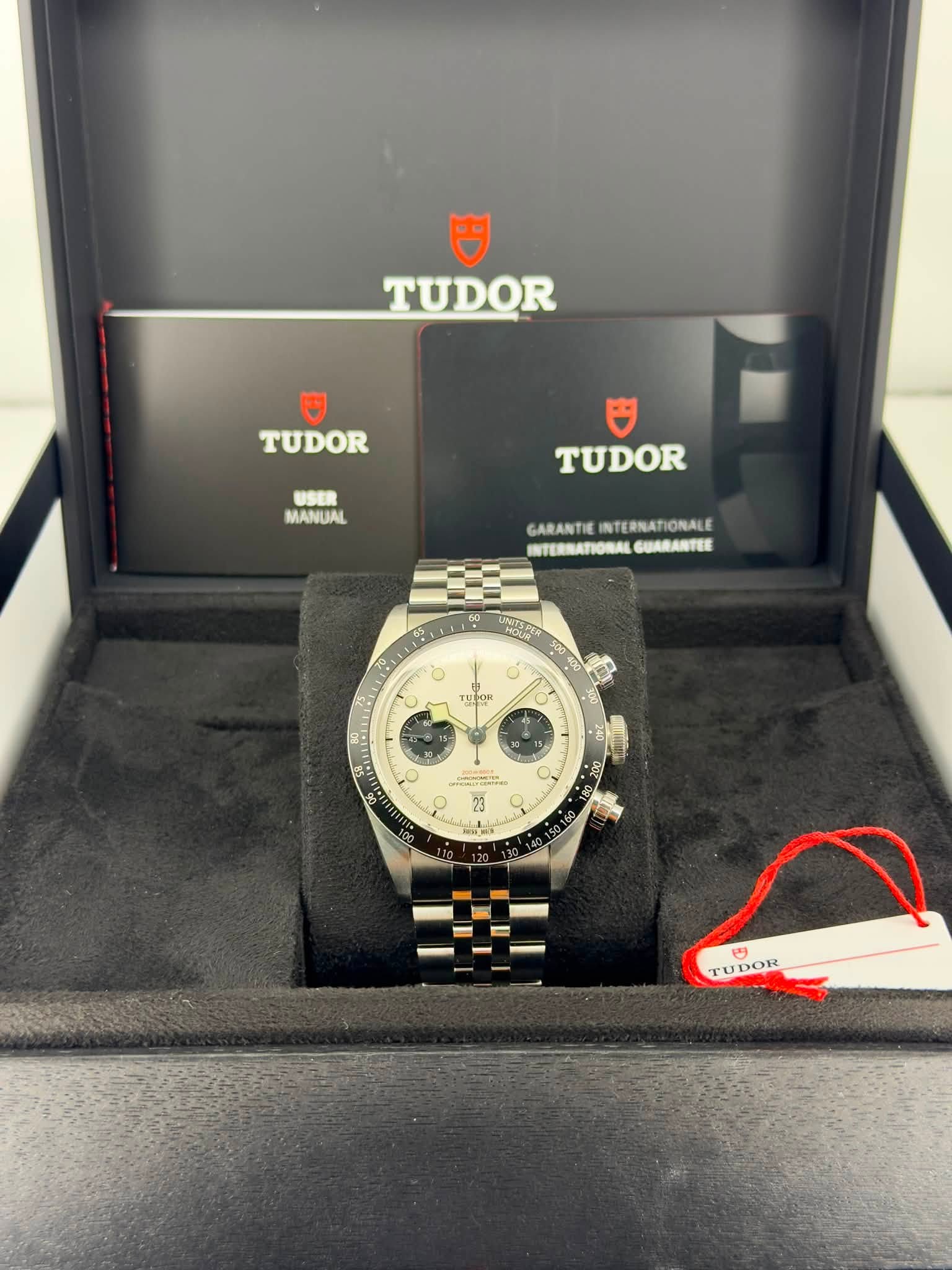 May be an image of wrist watch and text that says 'TUDOR TUDOR MANUAL TUDOR GARANTIE GARANTIEINTERNATIORALE INTERNATIONALE INTERNATIORAL GUARANTEE C0 KpCA THOOR 70 ٥ O Kл Il 5ー…