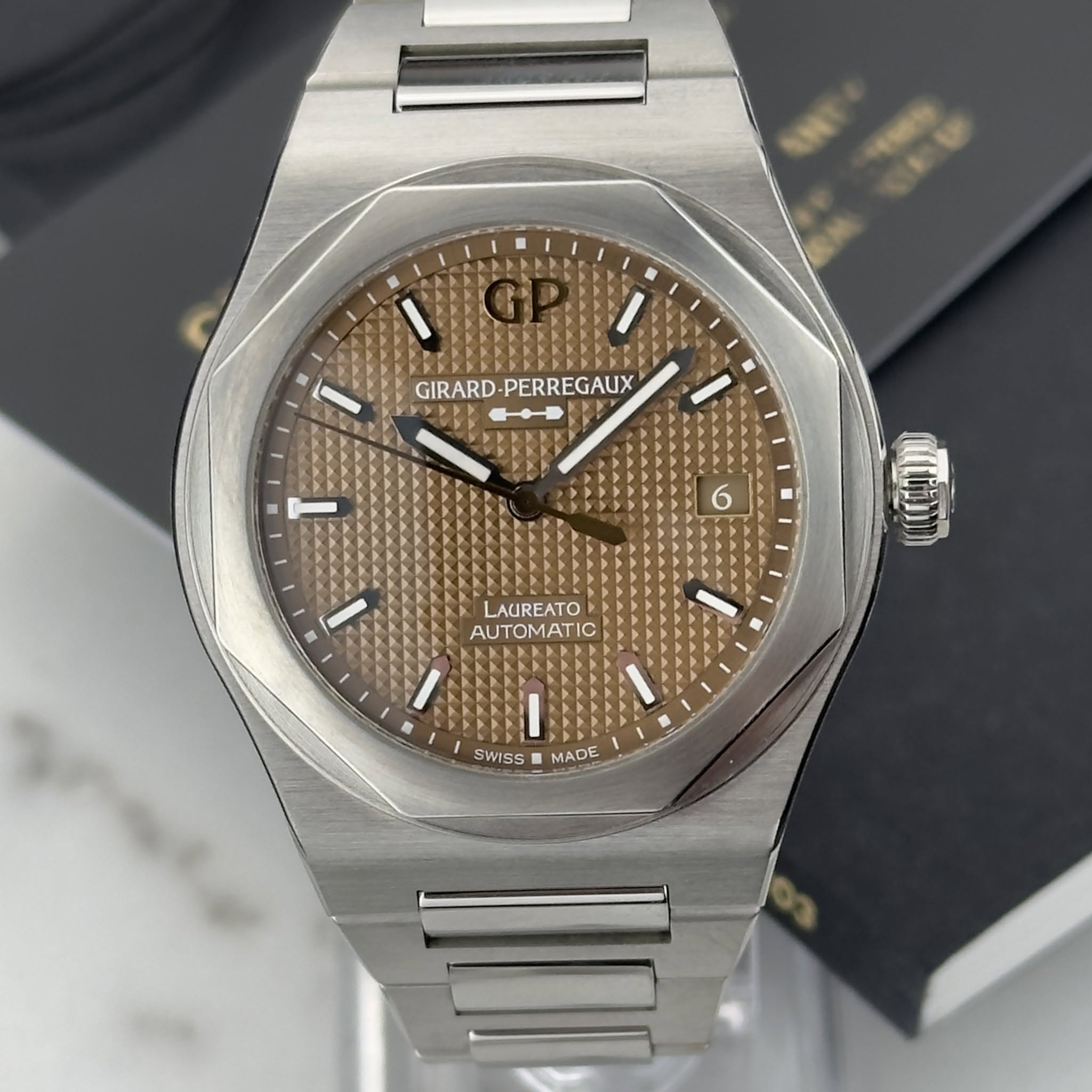 May be an image of wrist watch and text that says 'GIRARD- GIRARD-PERREGAUX PERREGAUX 6 LAUREATO AUTOMATIC SWISS MADE'